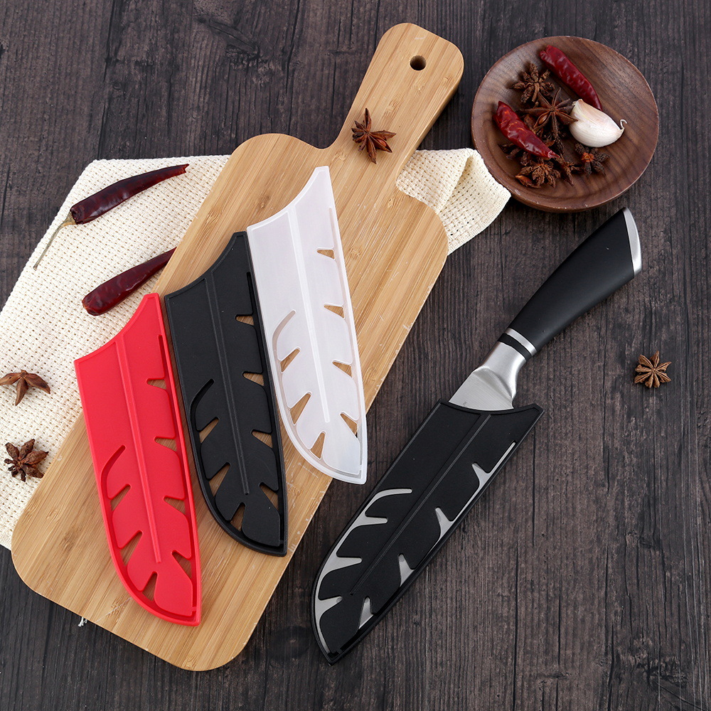 Yangjiang Xingye Injection Molding Factory has a three-color stock of Japanese kitchen knives under the Qianye brand. The knife covers are in the shape of feathers and the sheaths are of good quality details Picture
