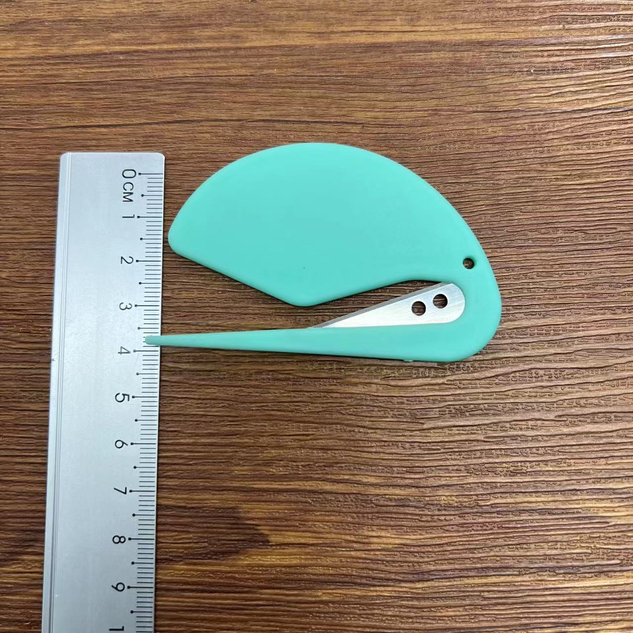 Plastic mini letter opener, simple box opening knife, paper cutter, utility knife, kitchen intestinal cleaner, rubber band and wire cutter Application Scenario