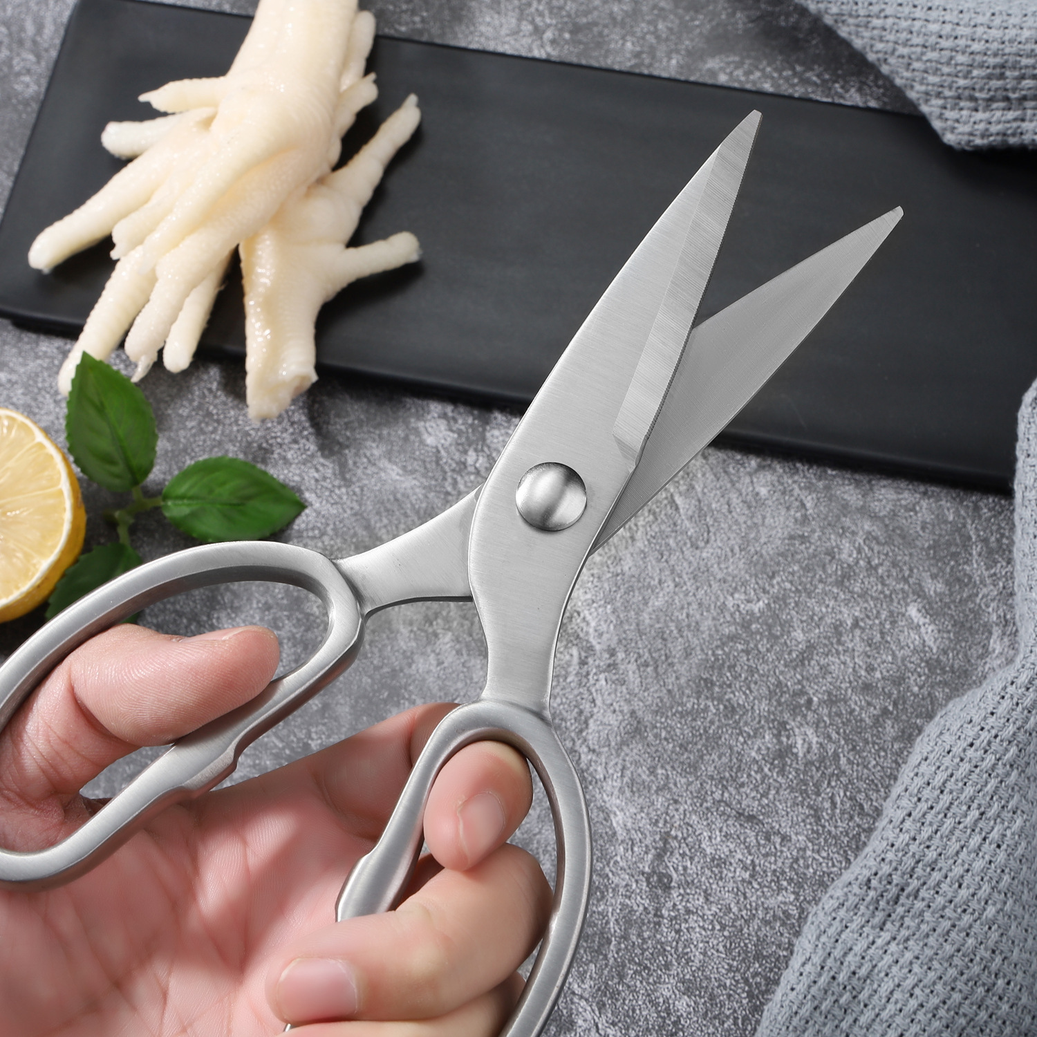 Kitchen scissors, multi-functional powerful chicken bone scissors, stainless steel integrated all-steel kitchen scissors, sharp food scissors Application Scenario