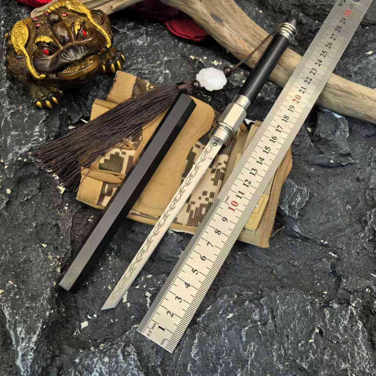 【 With Accessories 】 The multi-functional Kanglong armor can be used to play with meat in hand. It also features a small knife, a tea knife, and a self-defense window-breaking hammer full figure