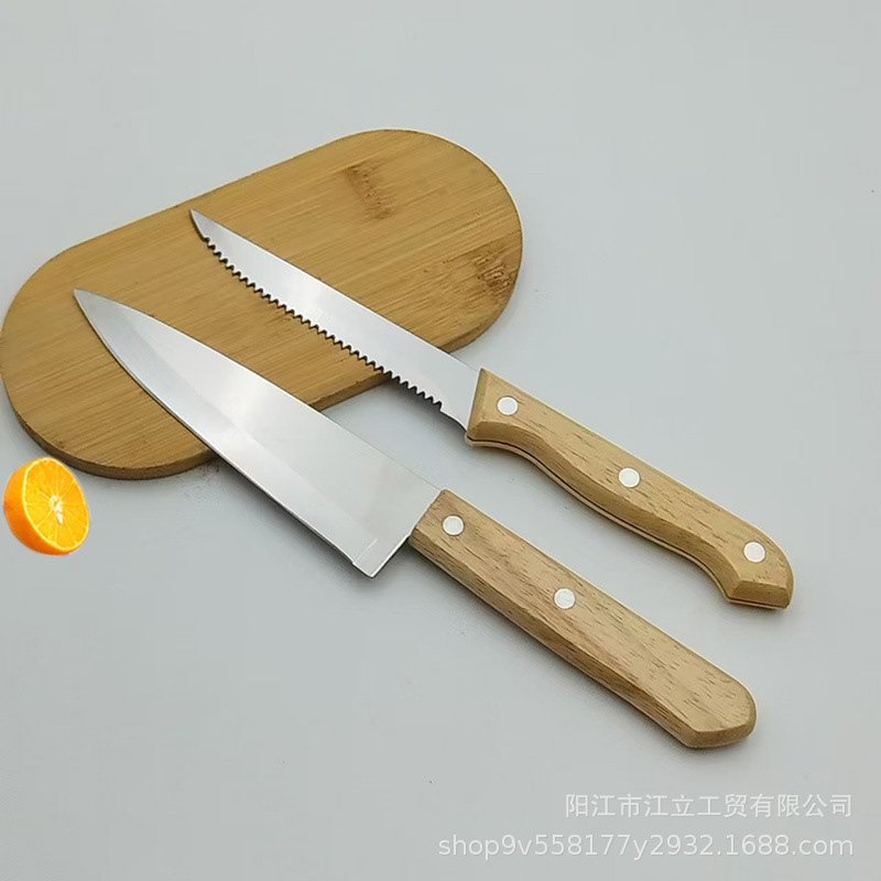 Oak-handled steak knife, serrated knife for cutting meat, sharp Western-style main course knife for cutting barbecue meat Application Scenario