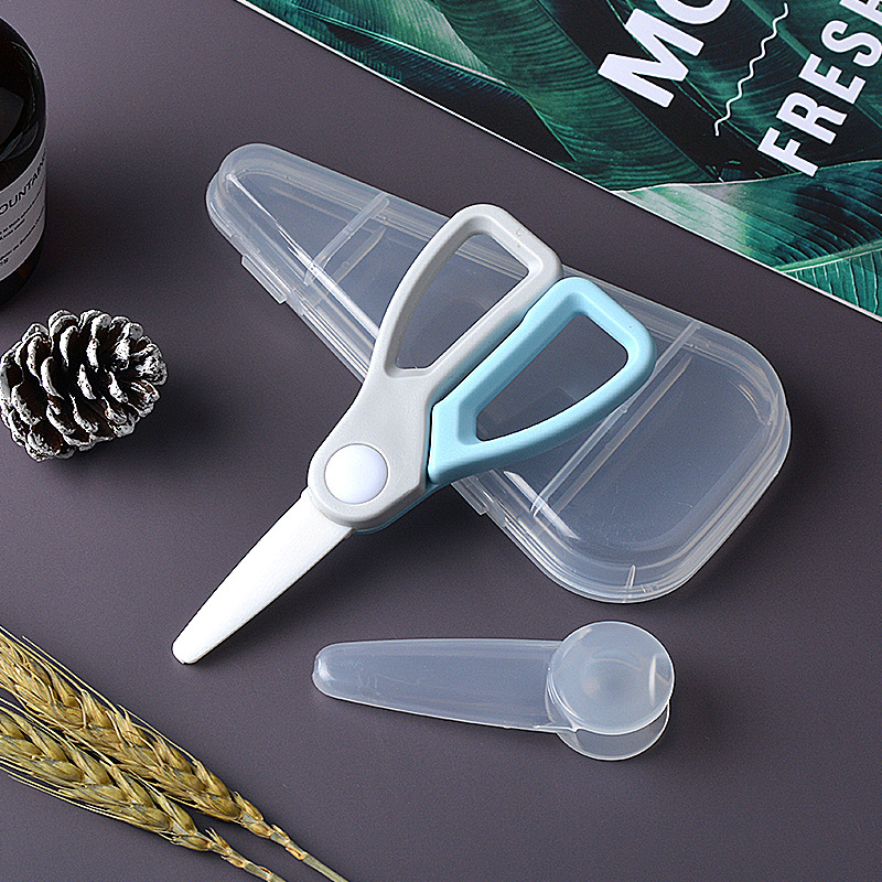 Baby ceramic scissors, portable baby food scissors with scissors sleeves, household kitchen food scissors manufacturer wholesale Application Scenario