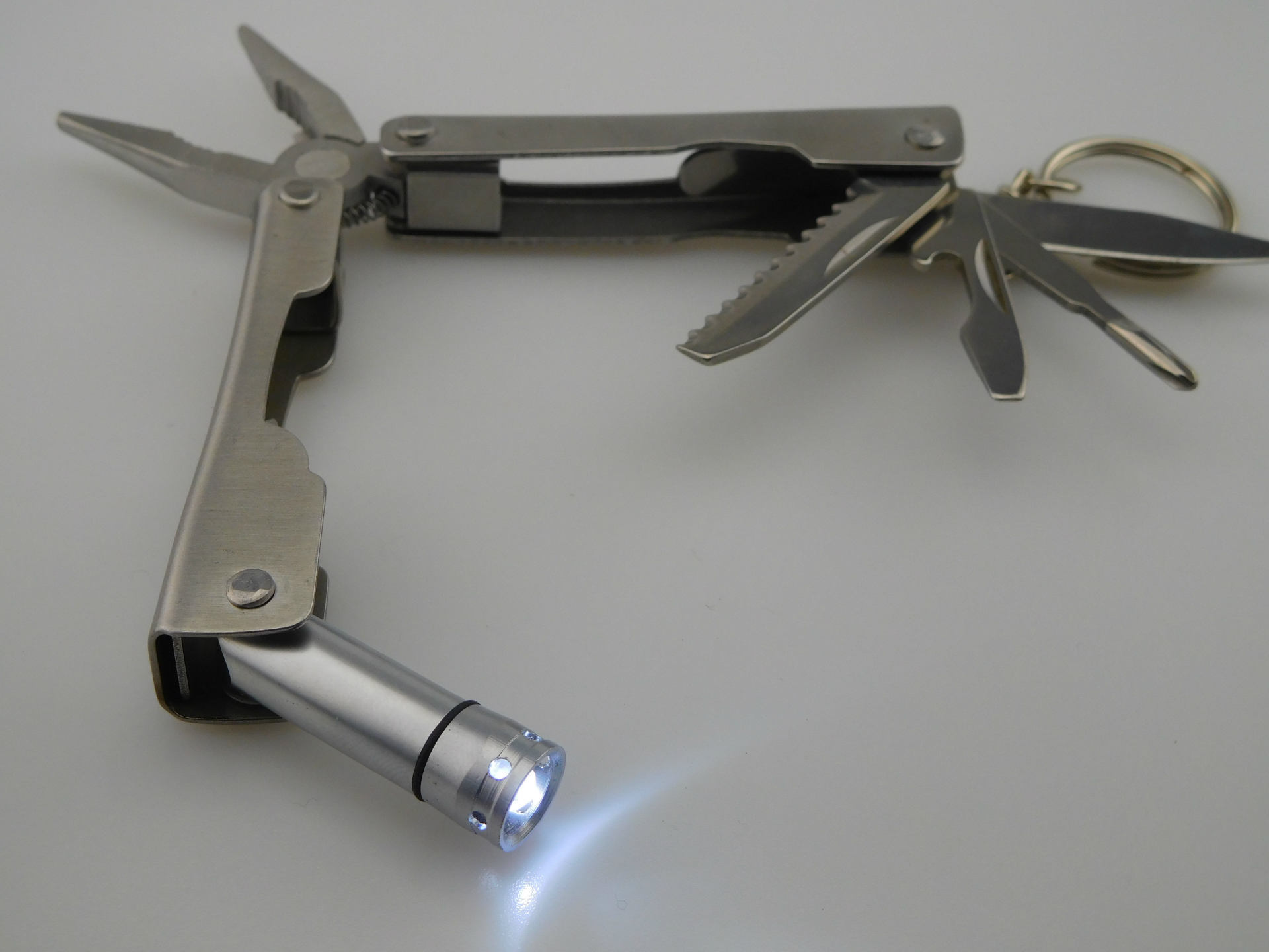 Stainless steel lamp pliers, outdoor mini pliers, multi-functional pliers, LED lamp pliers, creative advertising small gifts Specification drawing