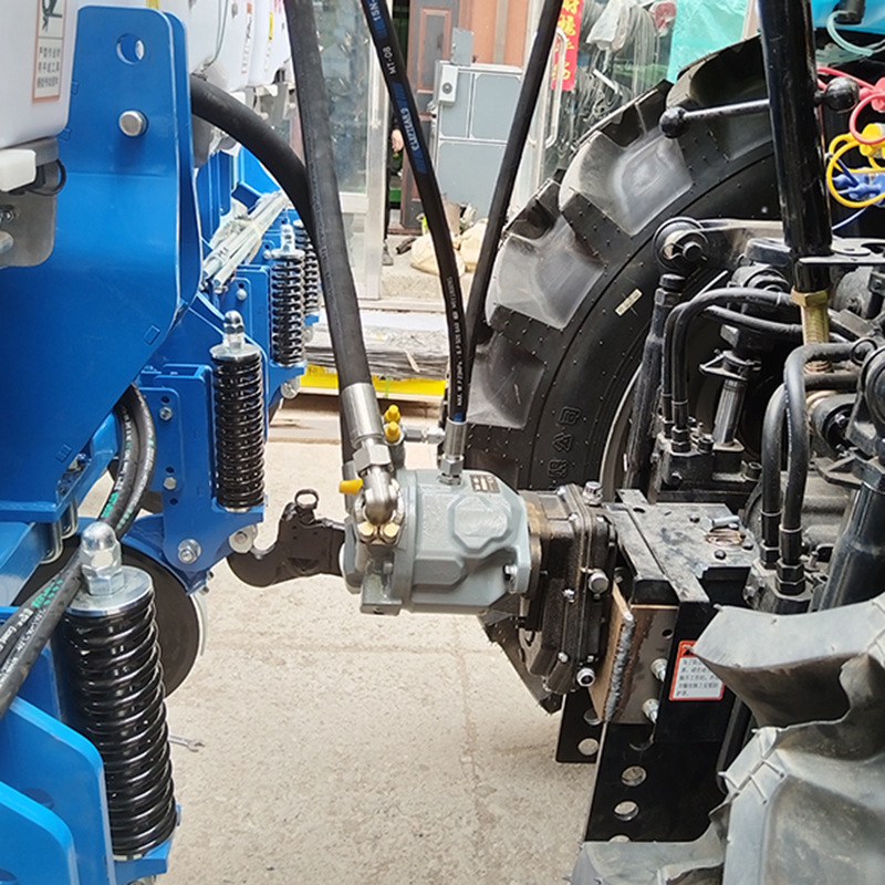 The gearbox of the hydraulic drive fan system of the seeder details Picture
