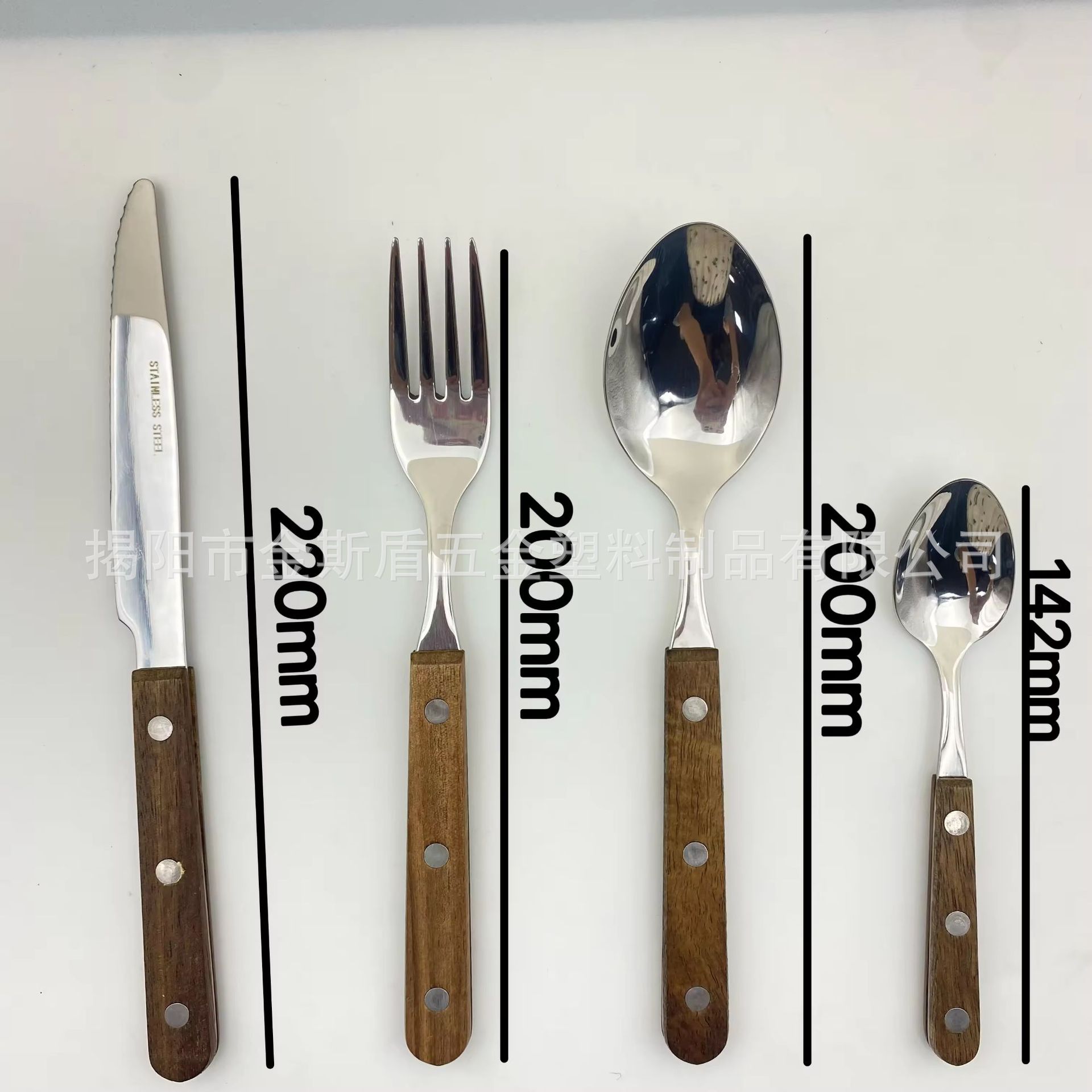 Wholesale Western cuisine knife, fork, spoon, stainless steel steak knife, rosewood handle steak knife, 4-piece set of Western daily utensils Application Scenario