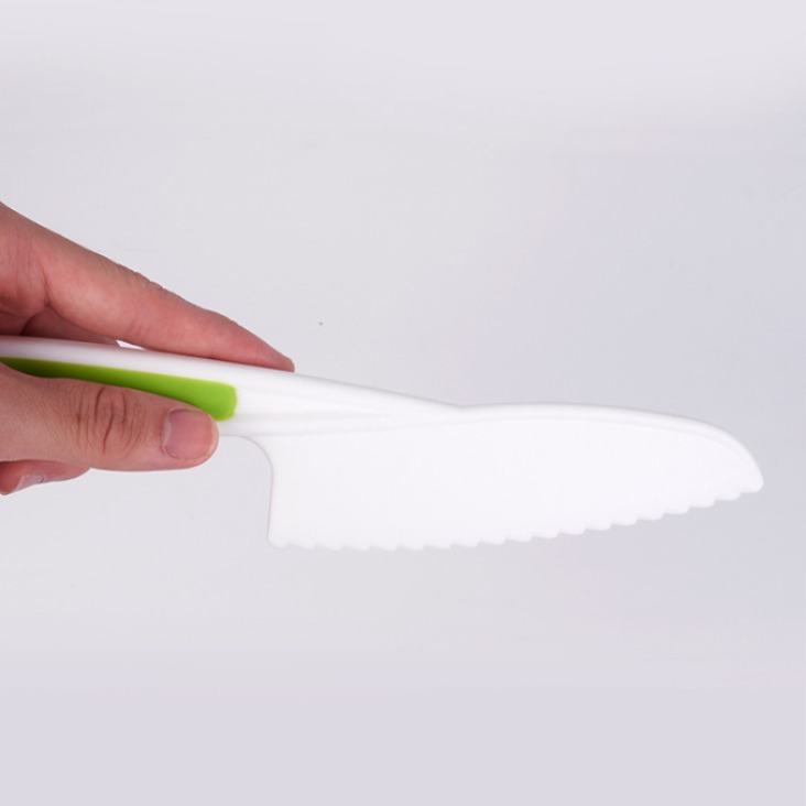 Plastic knife set, specially designed for early education in kindergartens, non-harmful to hands, children's vegetable cutting toys, serrated cake knives, and complementary food knives Application Scenario