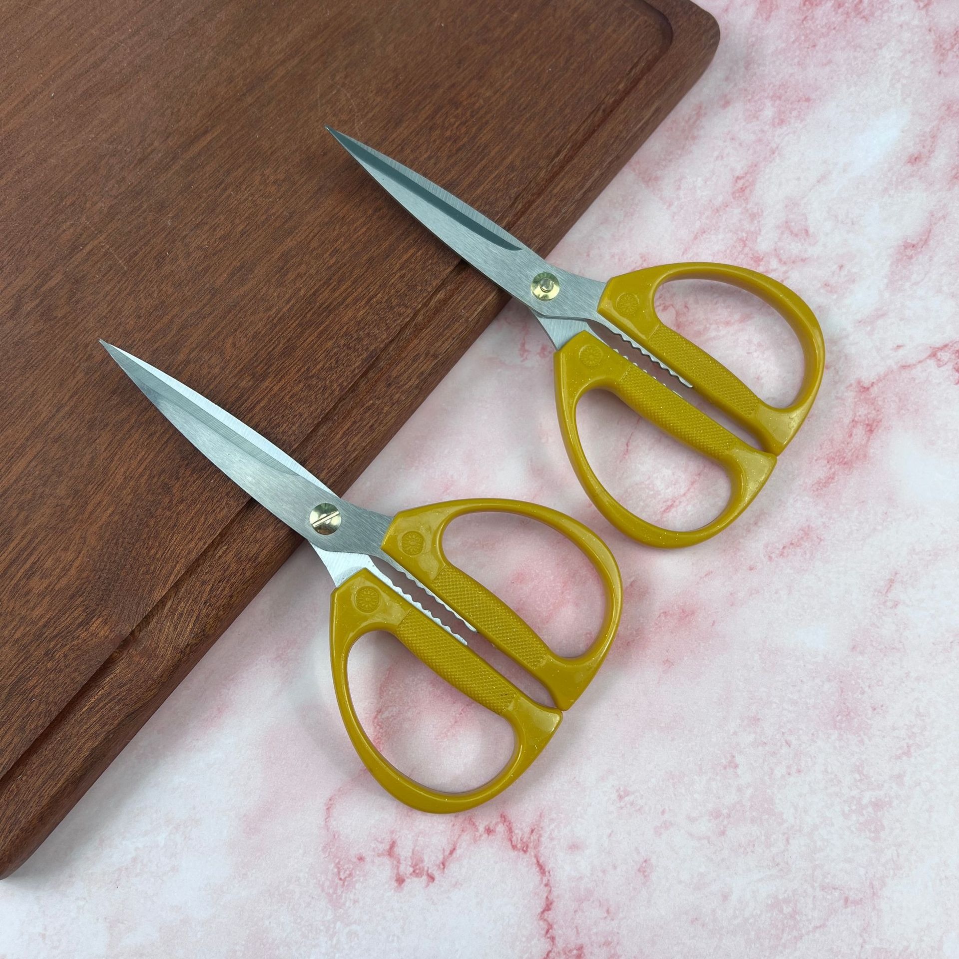 Factory direct sales of stainless steel gold scissors, kitchen scissors, tailor scissors, hand scissors, large household scissors, plastic scissors details Picture