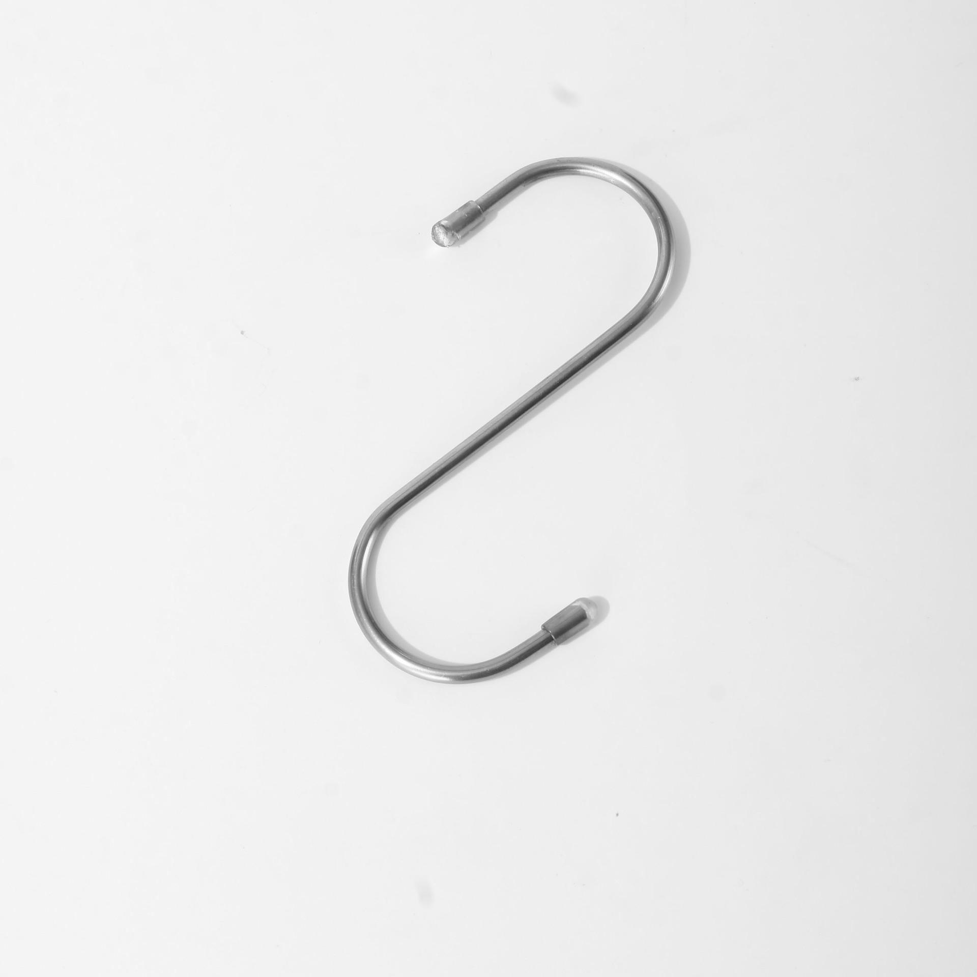 Cross-border stainless steel S-hook, S-shaped spring hook, iron electroplated stainless steel natural color S-shaped hook manufacturer wholesale Application Scenario