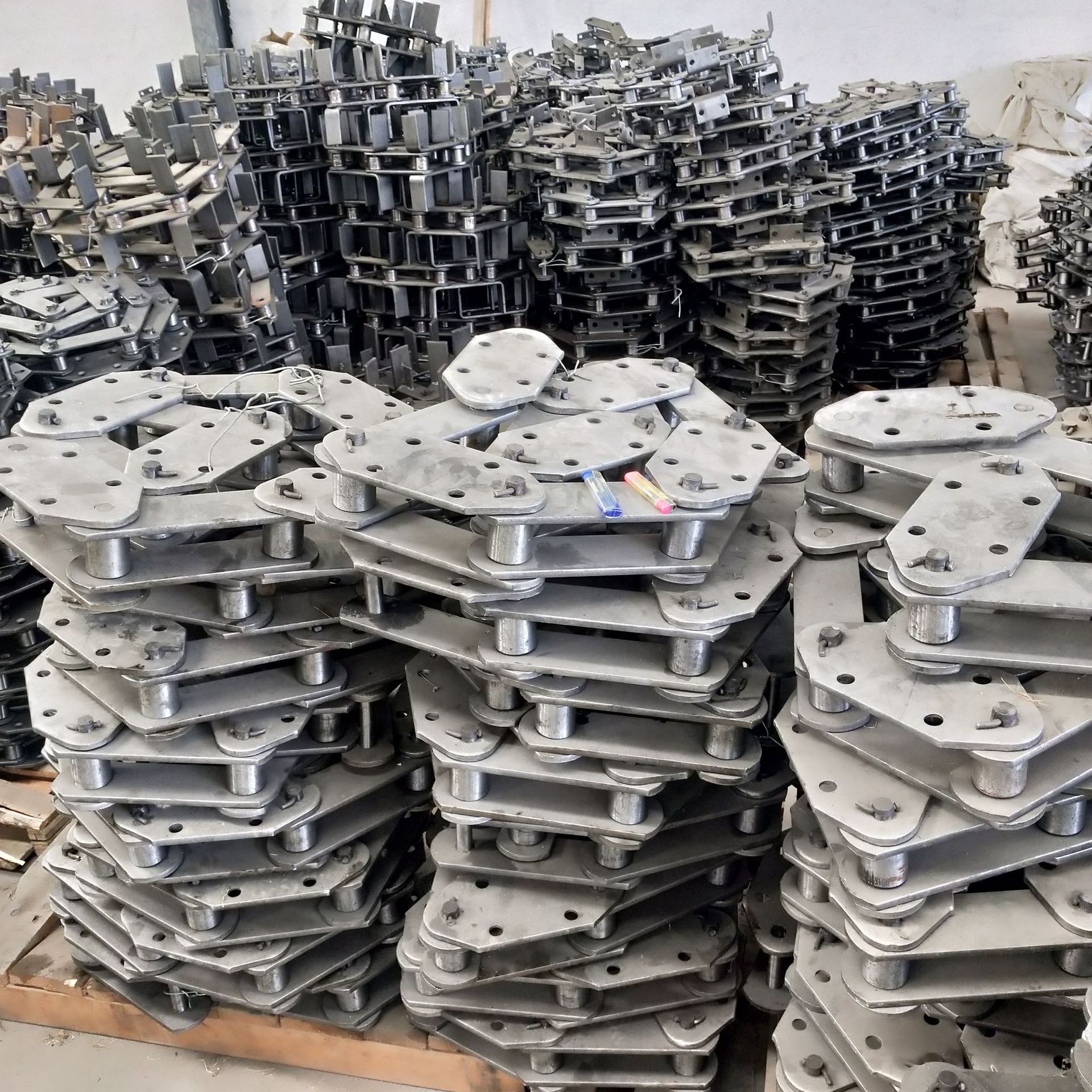 FU plate bucket elevator chain NE series. NSE series plate conveyor chain full figure