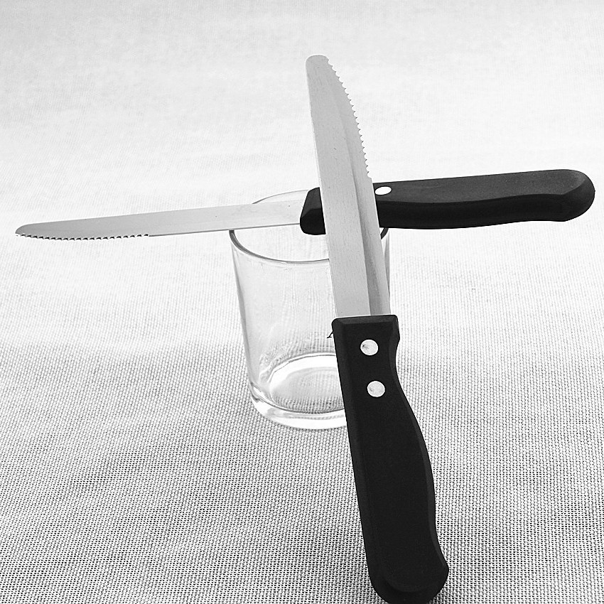 The manufacturer sells and produces various types of steak knives, including black PP handle table knives, fat handle steak knives, and toothed steak knives full figure