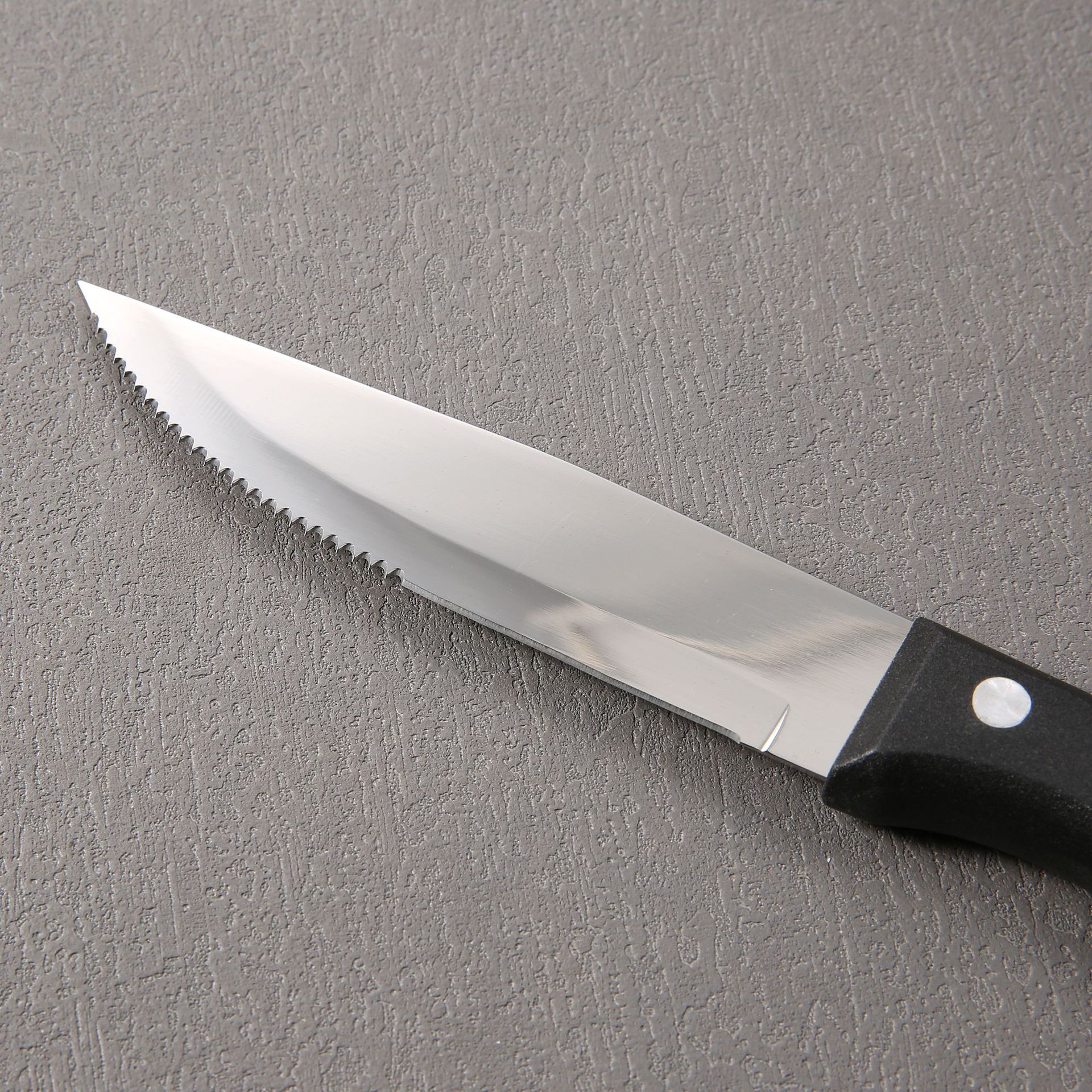 Kitchen bread knife, stainless steel serrated Western-style steak knife, hotel Western-style food knife, plastic-handled pp steak knife, Yangjiang details Picture