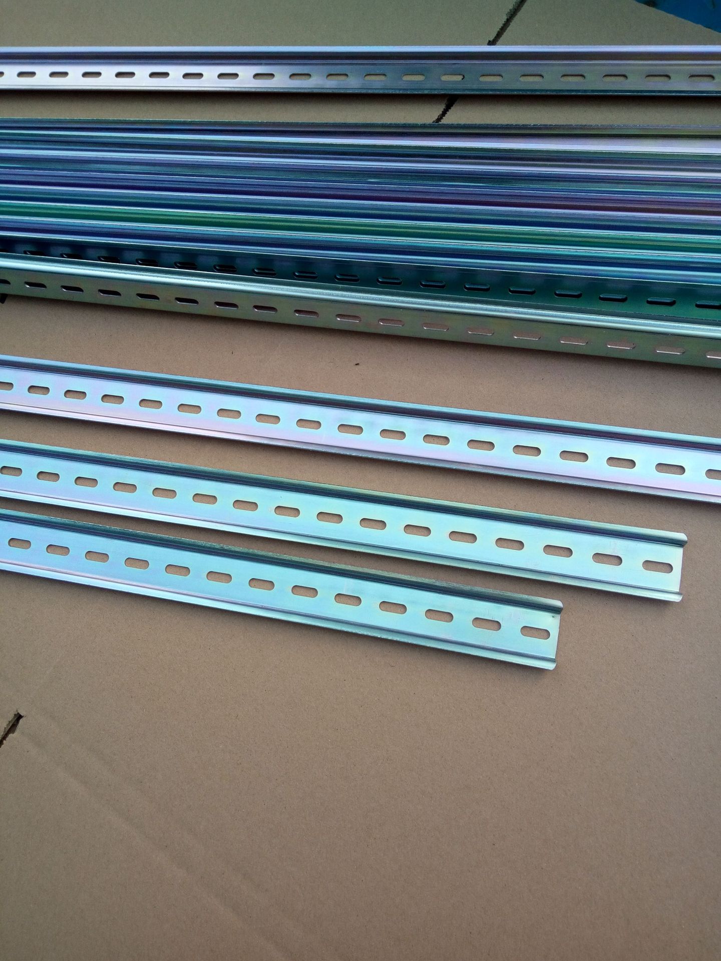 The manufacturer supplies rail-mounted miniature circuit breakers with C45 rail-mounted DIN rail-mounted clamps and 35mm steel railings Specification drawing
