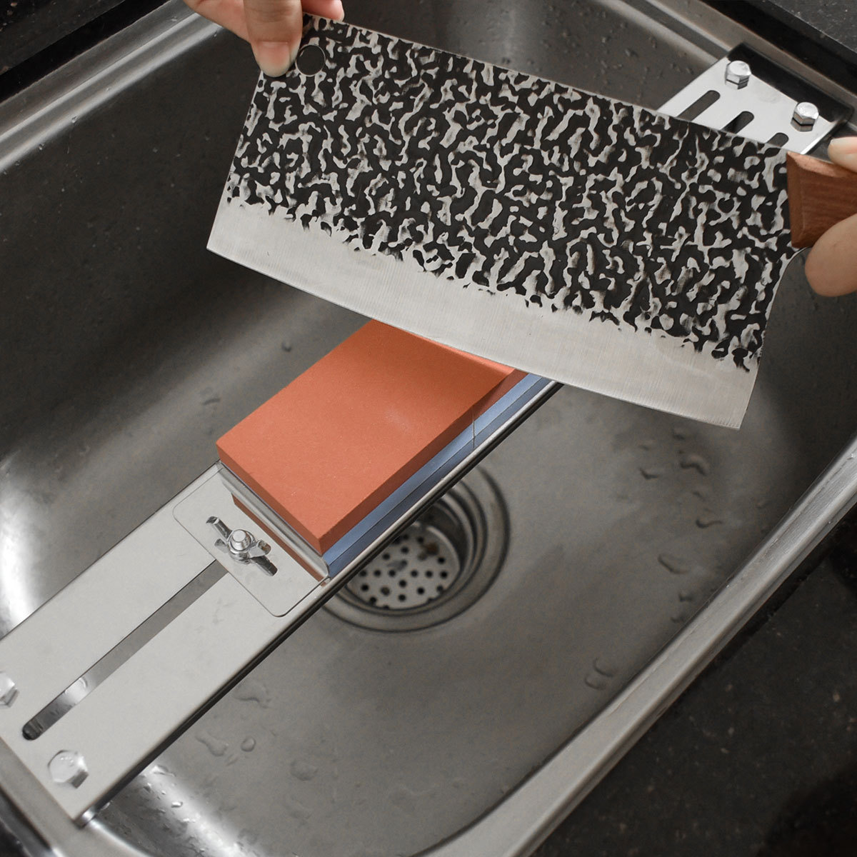 430 stainless steel water tank knife sharpening frame, fixed-angle knife sharpening device, adjustable whetstone stand, anti-slip knife sharpening auxiliary device Application Scenario