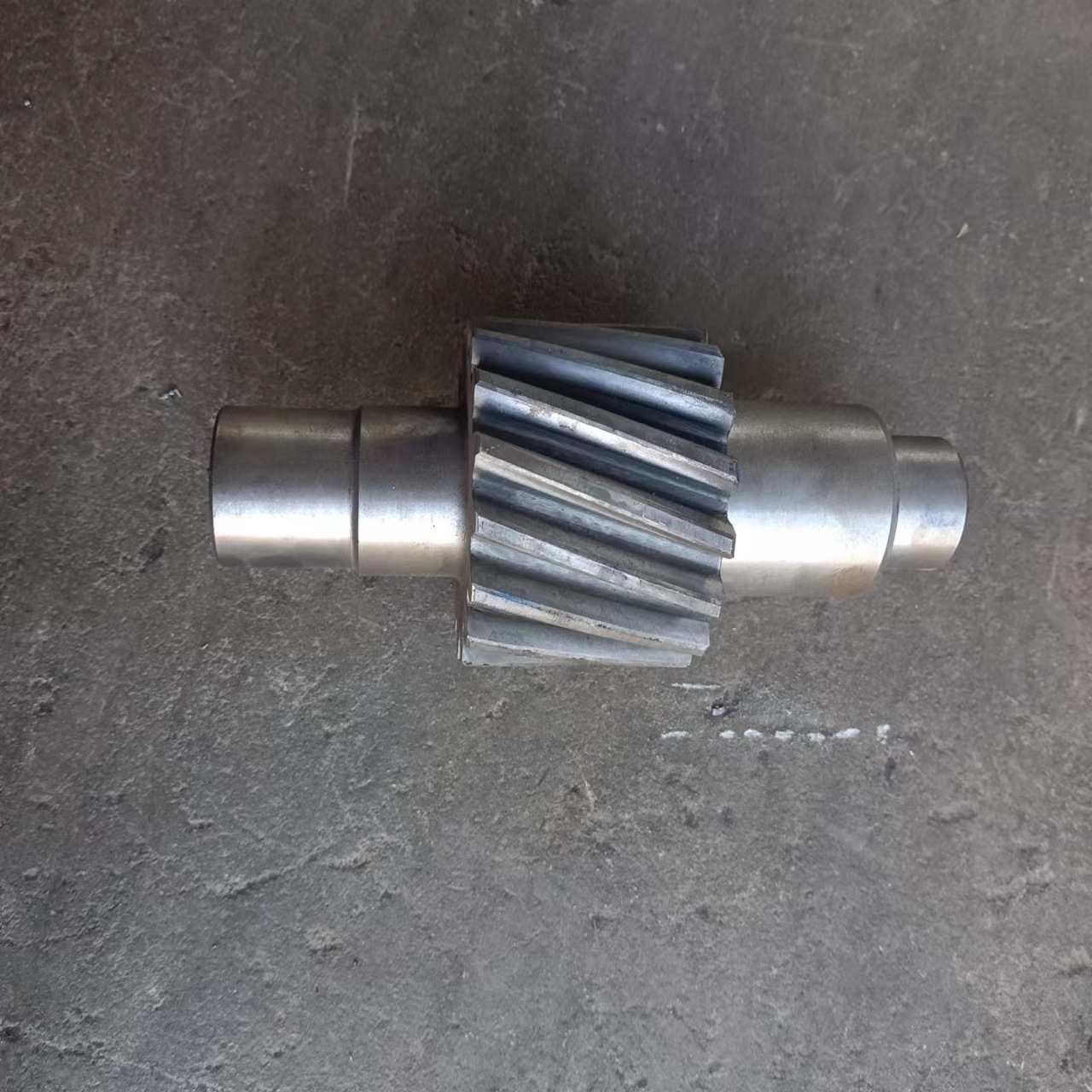 We supply splined gear shafts, large mechanical transmission gear shafts, and freely forged internal splined gear shafts details Picture