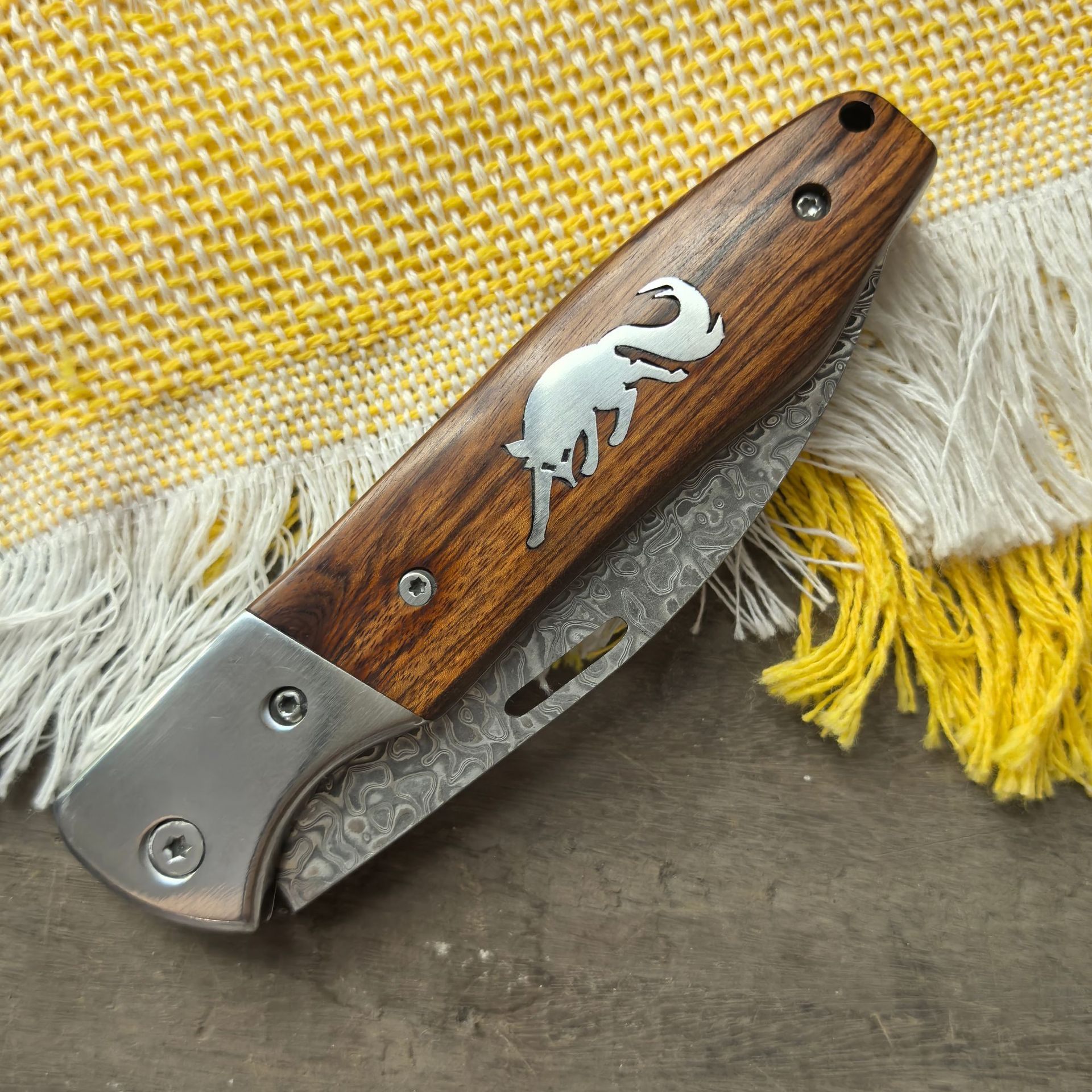 Fox-handled Damascus steel folding fruit knife, outdoor meat knife, portable camping pocket knife for foreign trade Application Scenario