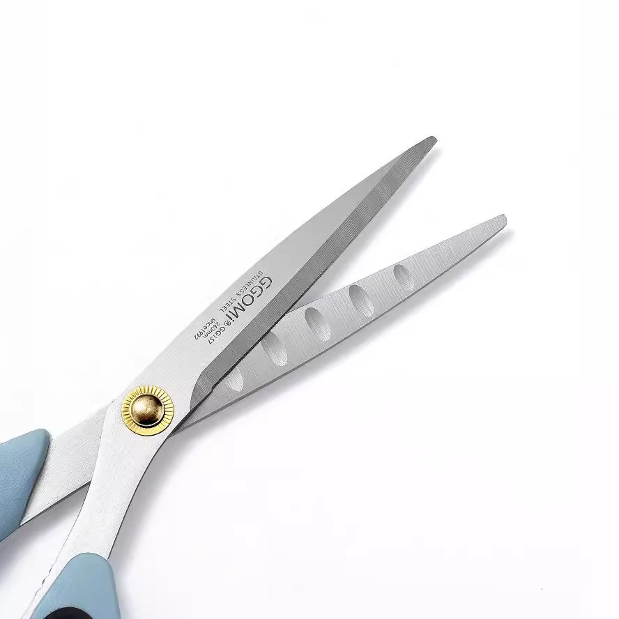Korean stainless steel one-piece formed barbecue and cooking scissors, multi-functional restaurant scissors, practical kitchen steak scissors Application Scenario