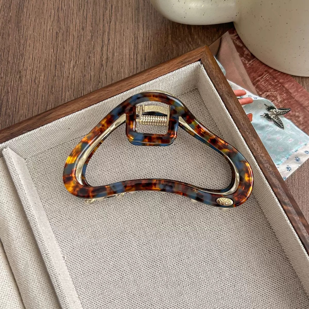 Wholesale of new large-sized acetate hair clips, high ponytail clips, hair clips and shark clips with a high-end and elegant style Application Scenario