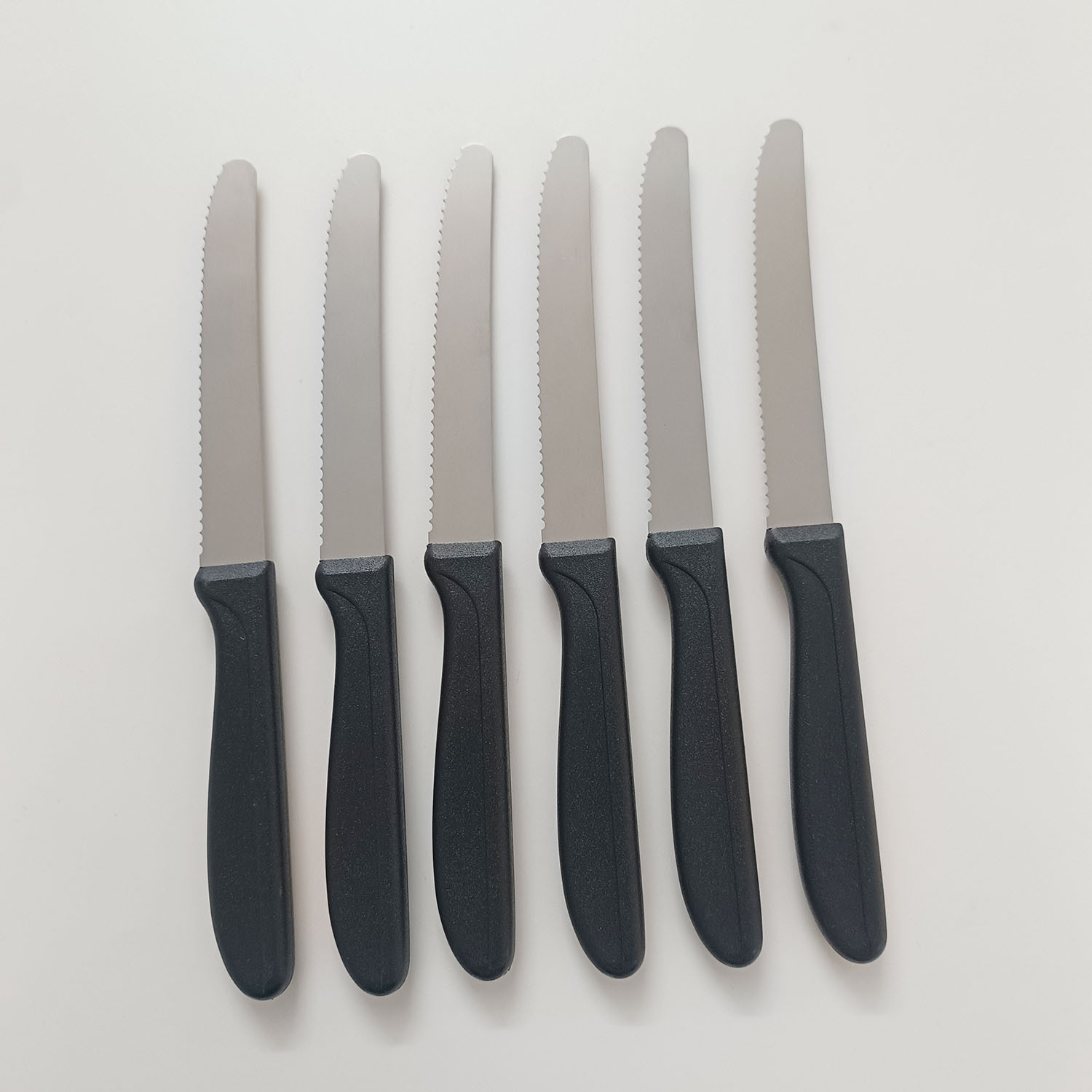 Stainless steel steak serrated knife, Western-style steak knife, black plastic-handled steak knife full figure