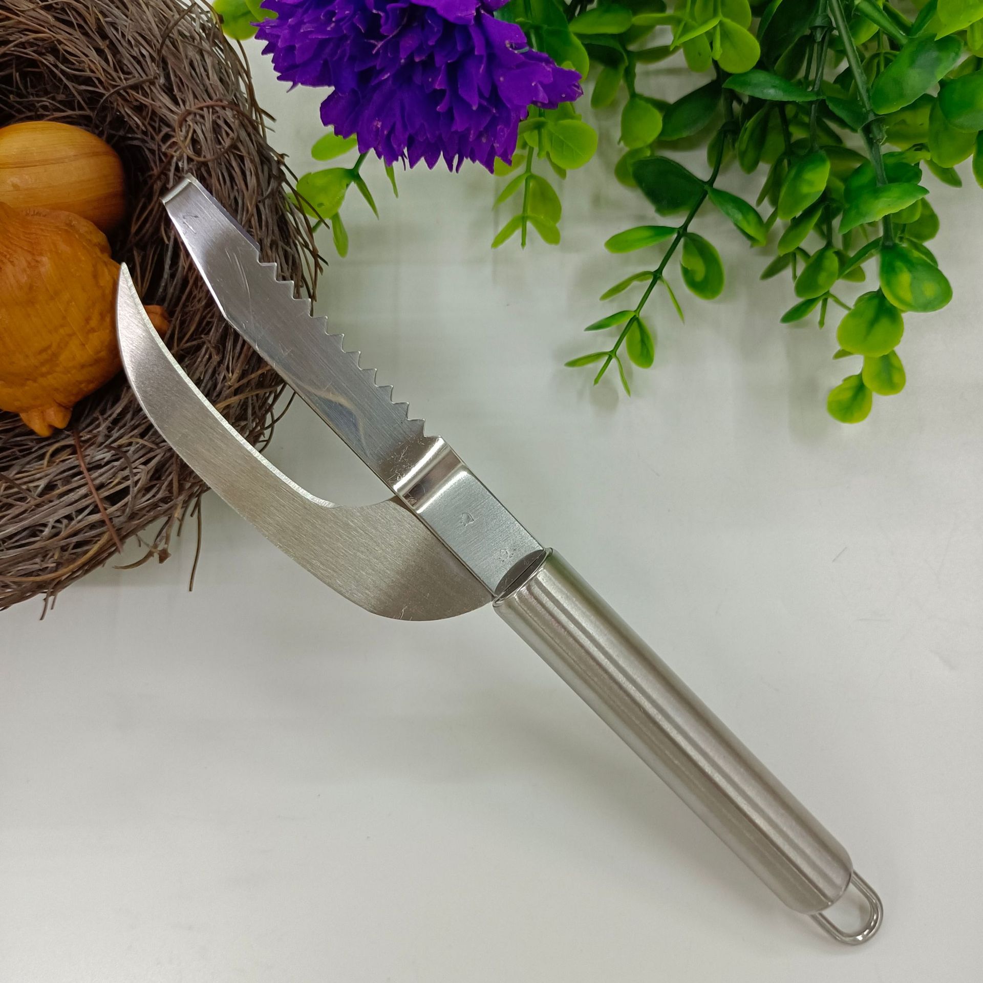 Wholesale fish scale and fish belly knife from the manufacturer. Household thickened stainless steel two-in-one fish scale remover and belly opener for killing fish Application Scenario