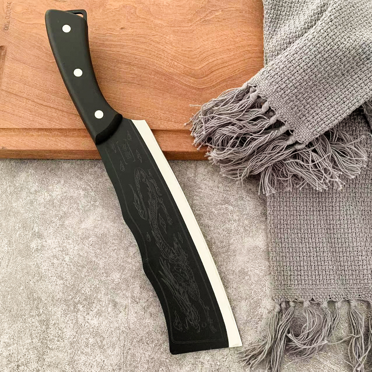 The new Dragon-Slaying knife is a versatile outdoor and household knife for cutting vegetables, meat, chicken and duck full figure