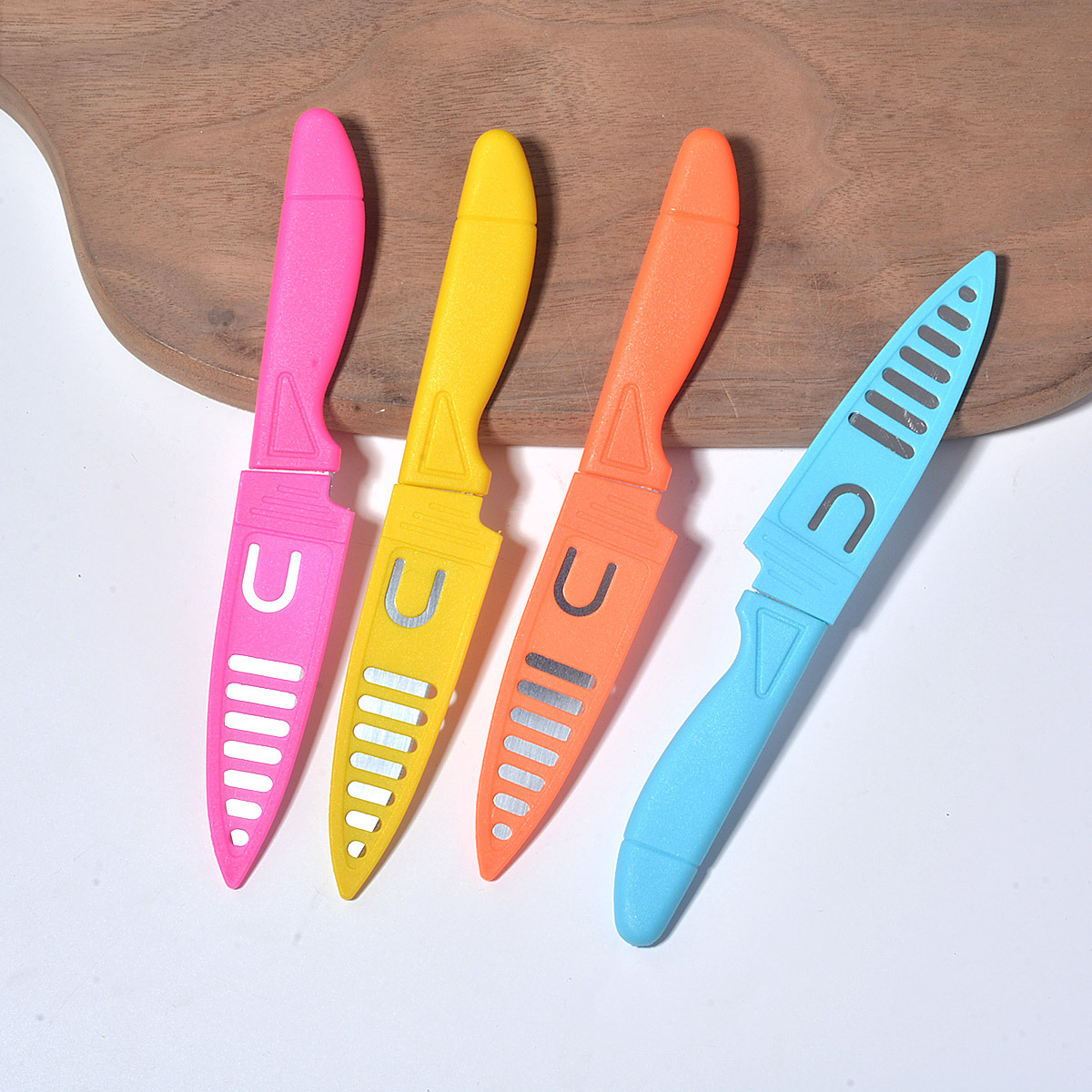 Factory direct sales of fruit knives, stainless steel fruit peelers with scabies, portable small knives, and fruit peelers Application Scenario