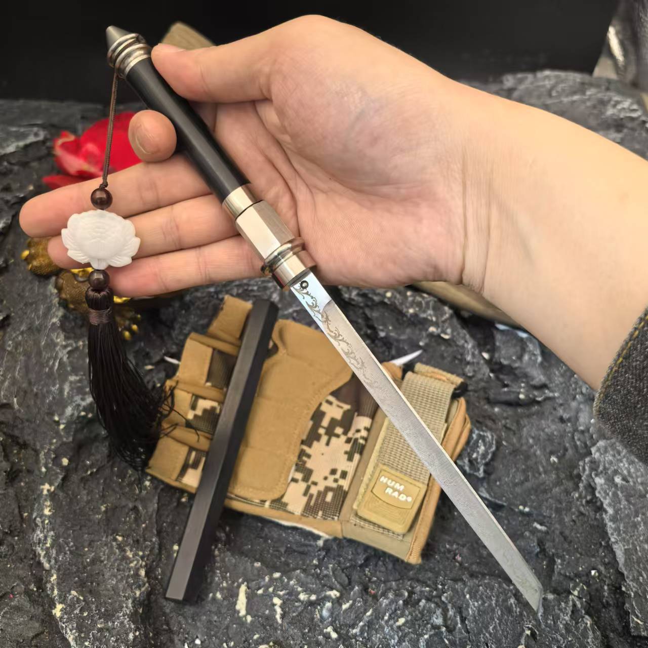 【 With Accessories 】 The multi-functional Kanglong armor can be used to play with meat in hand. It also features a small knife, a tea knife, and a self-defense window-breaking hammer Application Scenario