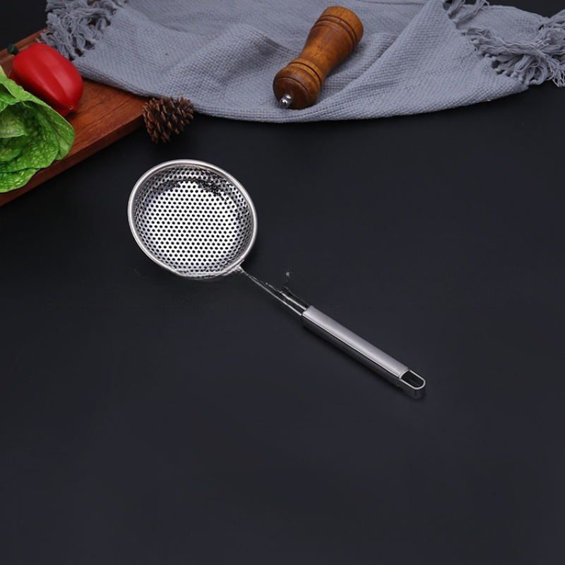 Stainless steel flat-bottomed strainer, household kitchen, deep-frying, filtering mesh basket strainer, noodle and hot pot strainer, perforated mesh strainer Application Scenario