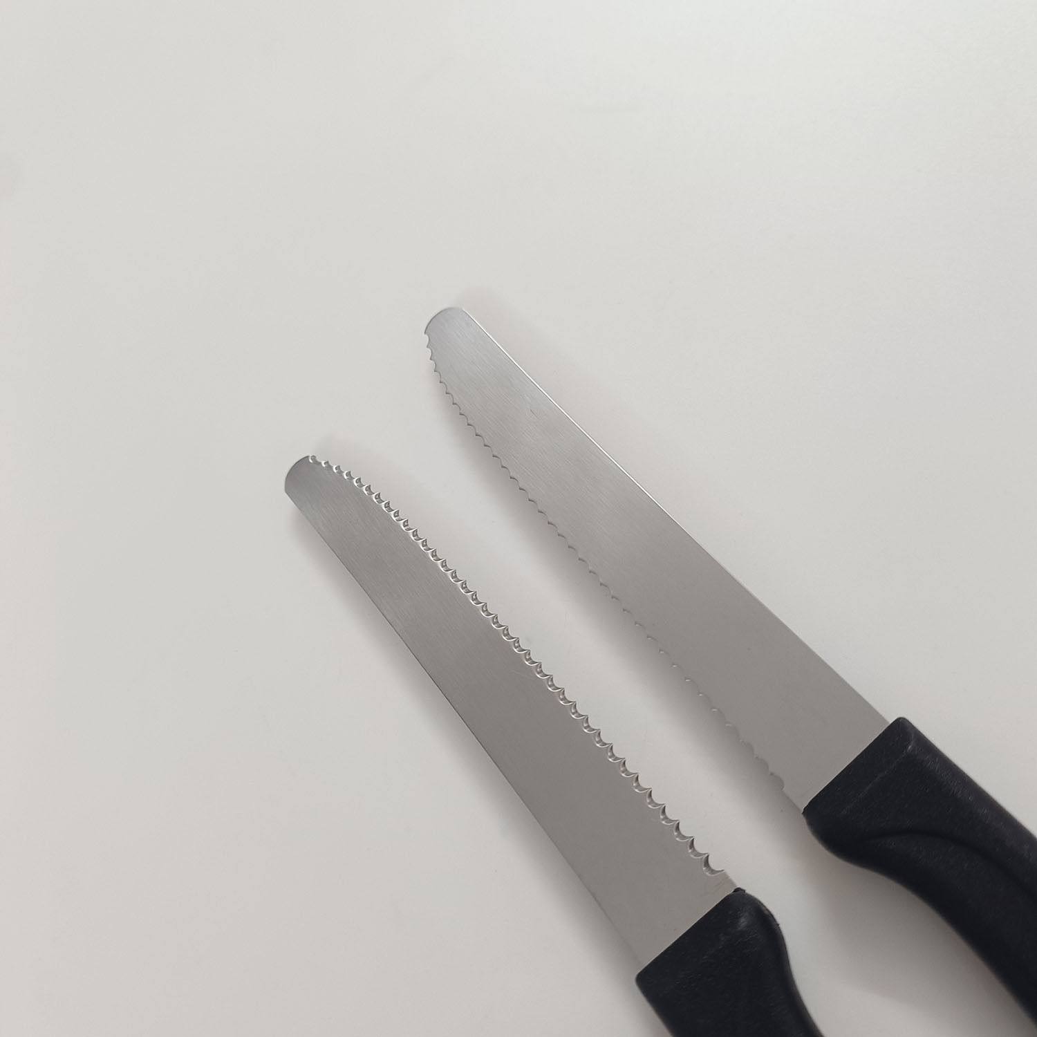 Stainless steel steak serrated knife, Western-style steak knife, black plastic-handled steak knife Application Scenario