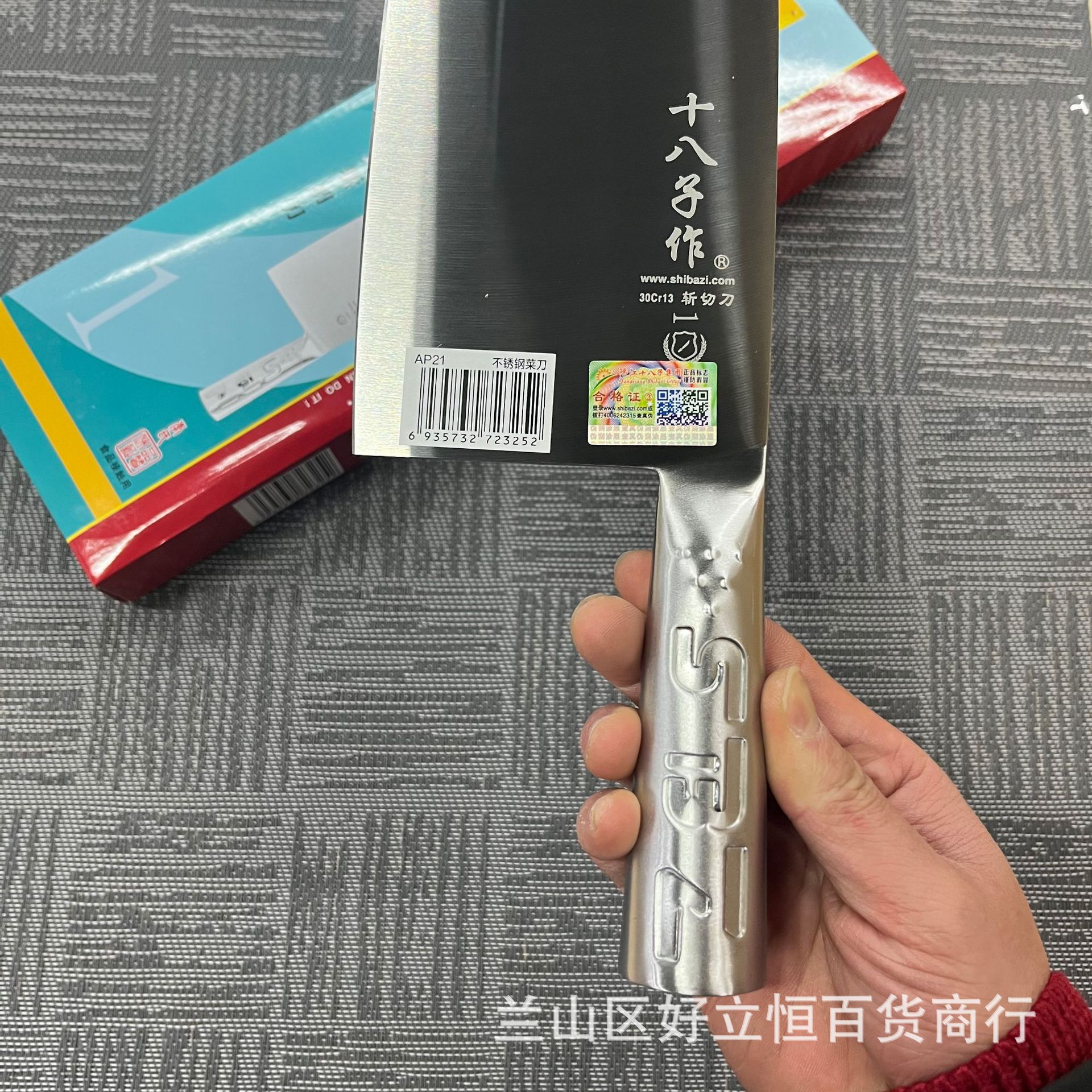 Wholesale Yangjiang Shiba Zuozi flying ball kitchen knives, chef's vegetable and meat cutting knives, kitchen household bone-cutting and chopping dual-purpose vegetables Application Scenario