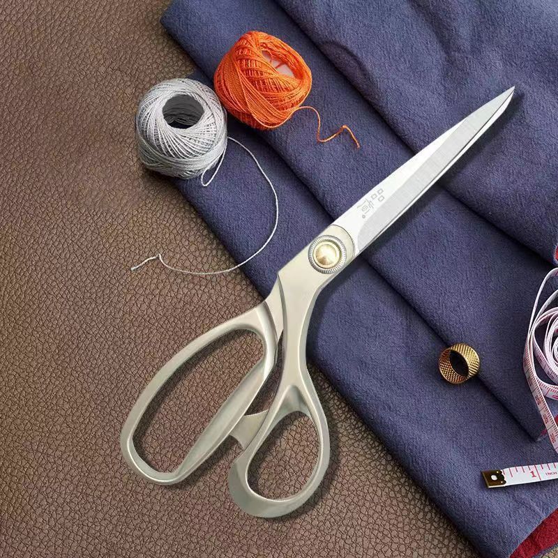 Xizhiyuan Japanese-style tailor scissors, sharp stainless steel professional sewing clothes and fabric scissors, 8-10 inches for household use Application Scenario