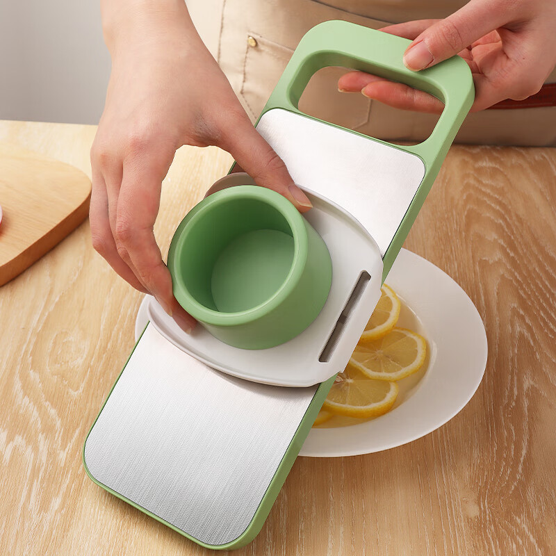 Vegetable slicer, grater, grater, kitchen potato shreds slicer, shreding magic tool, five cuts + hand guard Application Scenario