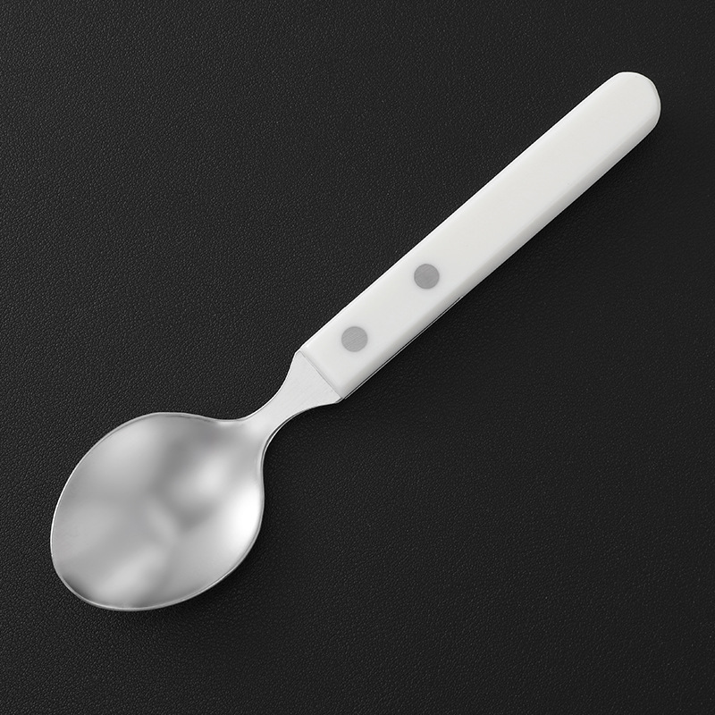 Wholesale of three-piece sets of cross-border stainless steel Western tableware with plastic handles, Western knives, forks, spoons and steak knives Application Scenario