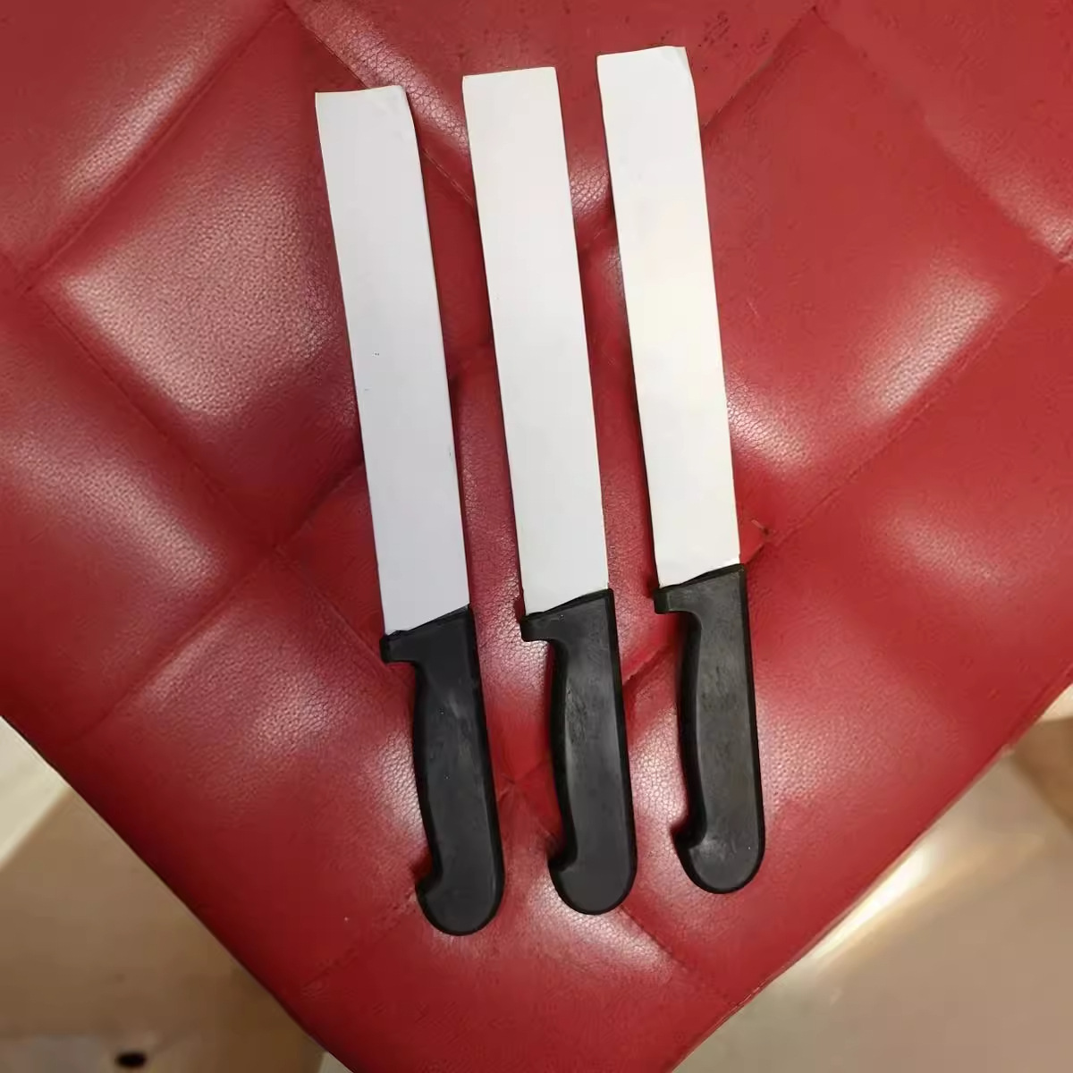 Wholesale of knives in Yangjiang, Yiwu black rubber, half-handle chef knives, all-purpose watermelon knives, bread knives, and fruit peelers Application Scenario