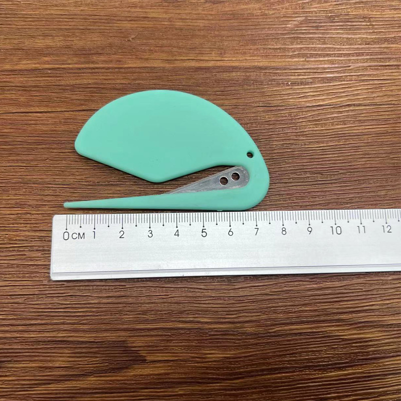 Plastic mini letter opener, simple box opening knife, paper cutter, utility knife, kitchen intestinal cleaner, rubber band and wire cutter Specification drawing