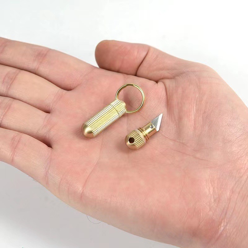 Miniature unboxing tools, capsule knives, cutting tools, splitting pills, opening packages, opening cans, cutting knives, keychains full figure