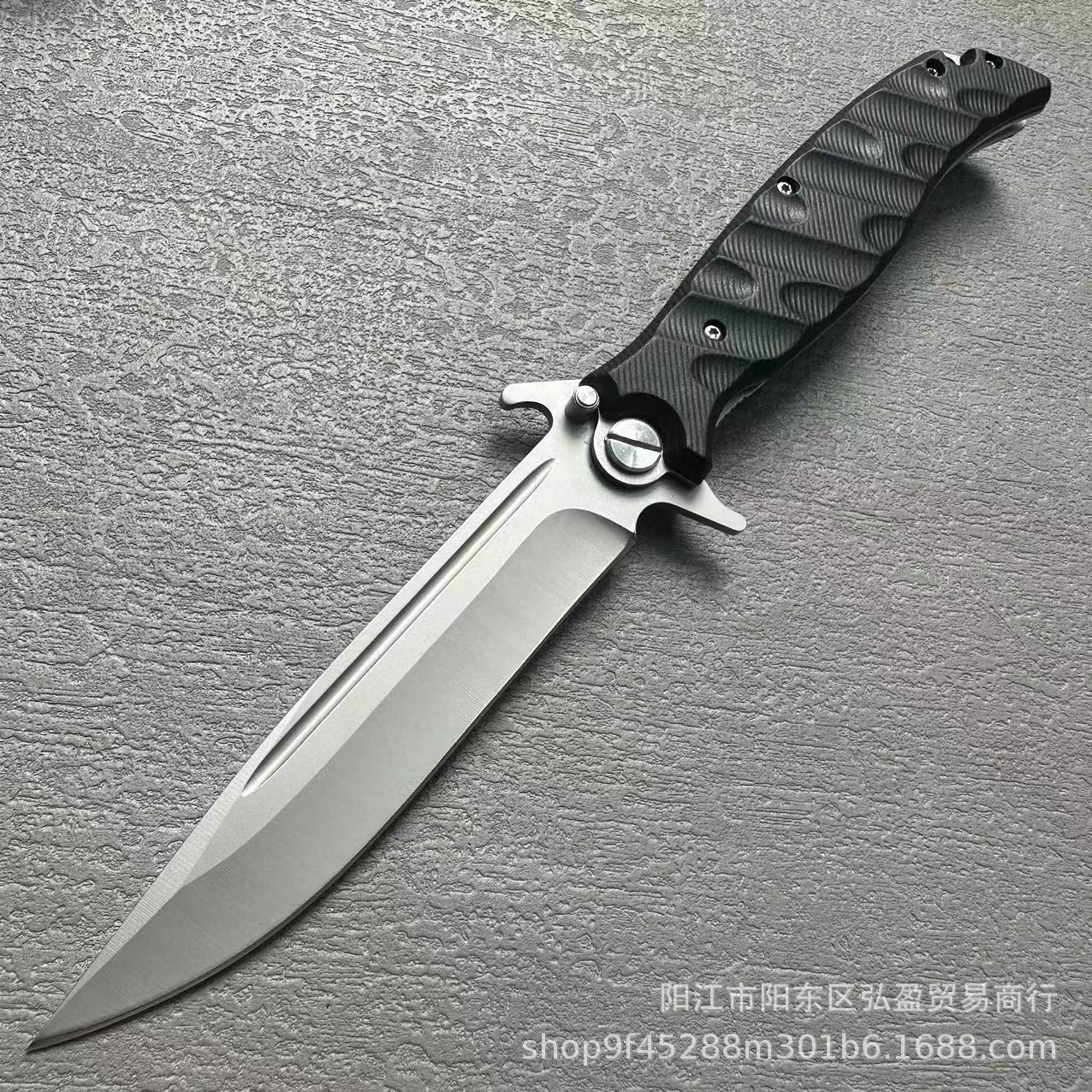 Outdoor high-hardness carbon fiber handle folding knife, sharp folding knife for camping survival, car self-defense, household fruit knife Application Scenario