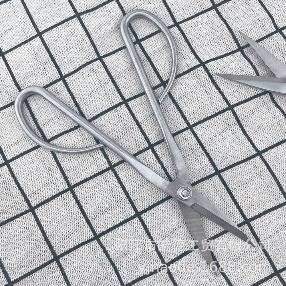 All-stainless steel tailor scissors, special fabric cutting large scissors, professional clothing scissors, handcrafted household sewing all-steel scissors Application Scenario