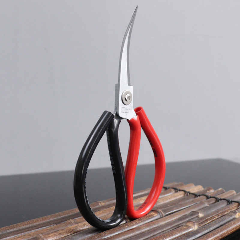 Carbon steel elbow scissors with upturned heads for edge trimming, bending scissors for trimming large bottom edges of shoe materials, industrial elbow leather scissors Application Scenario