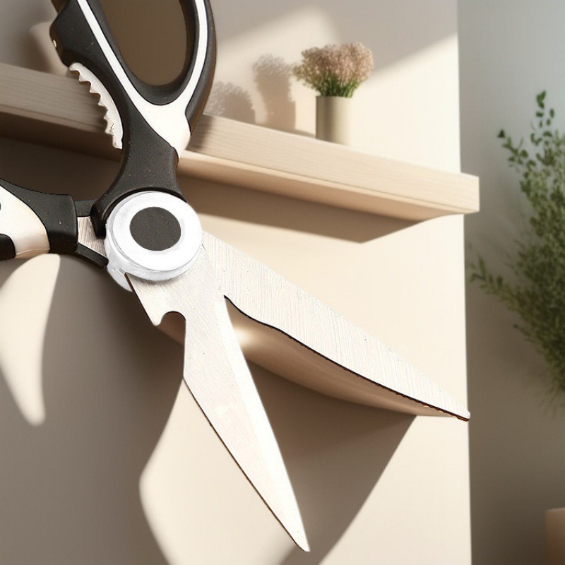 Powerful chicken bone scissors, kitchen household stainless steel bone and meat scissors, multi-functional, multi-purpose, labor-saving daily fish-killing scissors Application Scenario