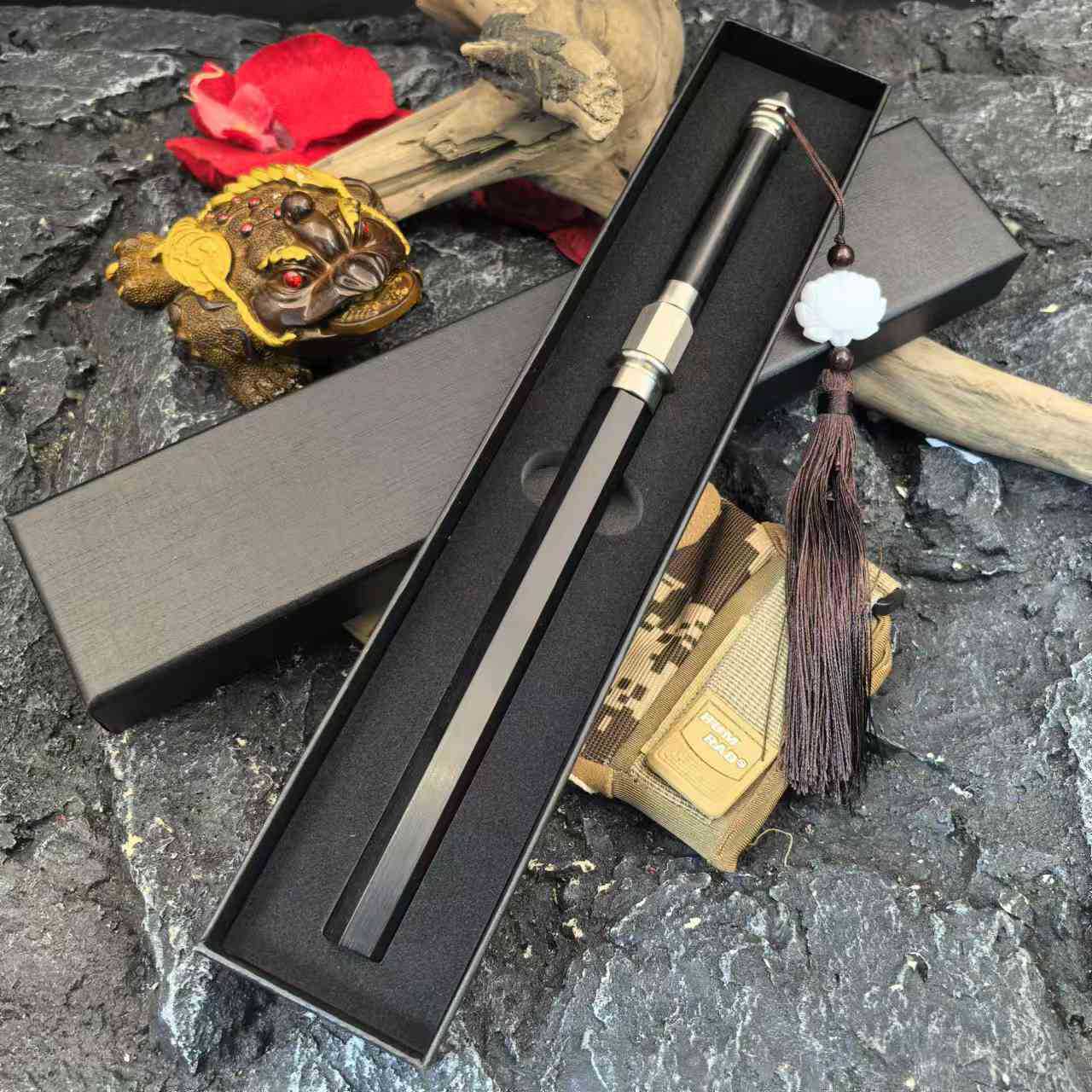 【 With Accessories 】 The multi-functional Kanglong armor can be used to play with meat in hand. It also features a small knife, a tea knife, and a self-defense window-breaking hammer undefined