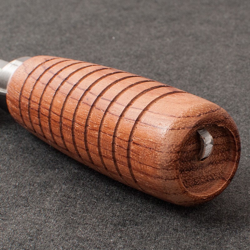 Eighteen Sons is a famous household kitchen knife in the style of a chef from Yangjiang. It is made of three-piece steel and is known as the classic Mulberry knife F208-1-2 Application Scenario