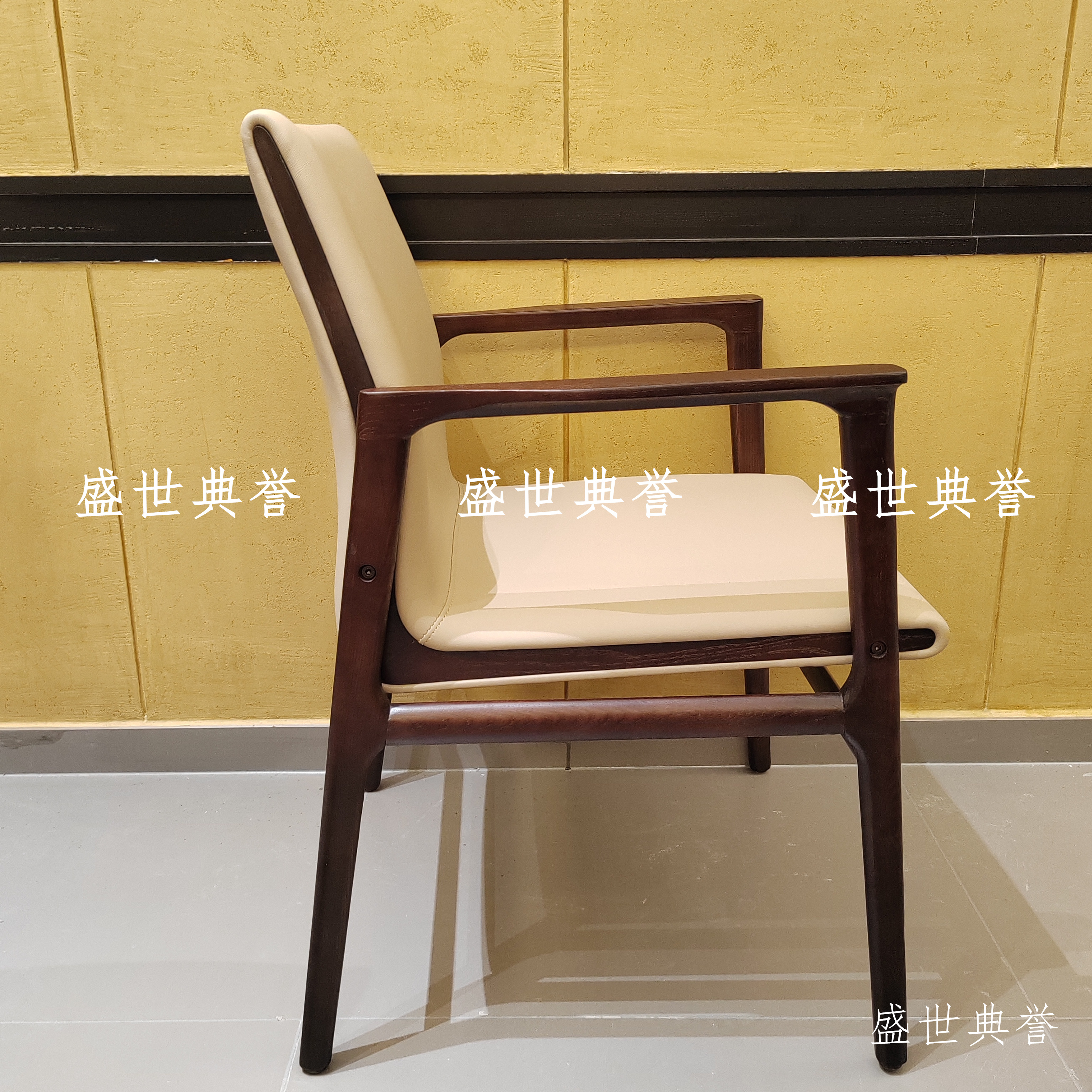 Cangzhou International Hotel's solid wood dining tables and chairs, banquet center private rooms, modern light luxury dining chairs, club solid wood armchairs details Picture
