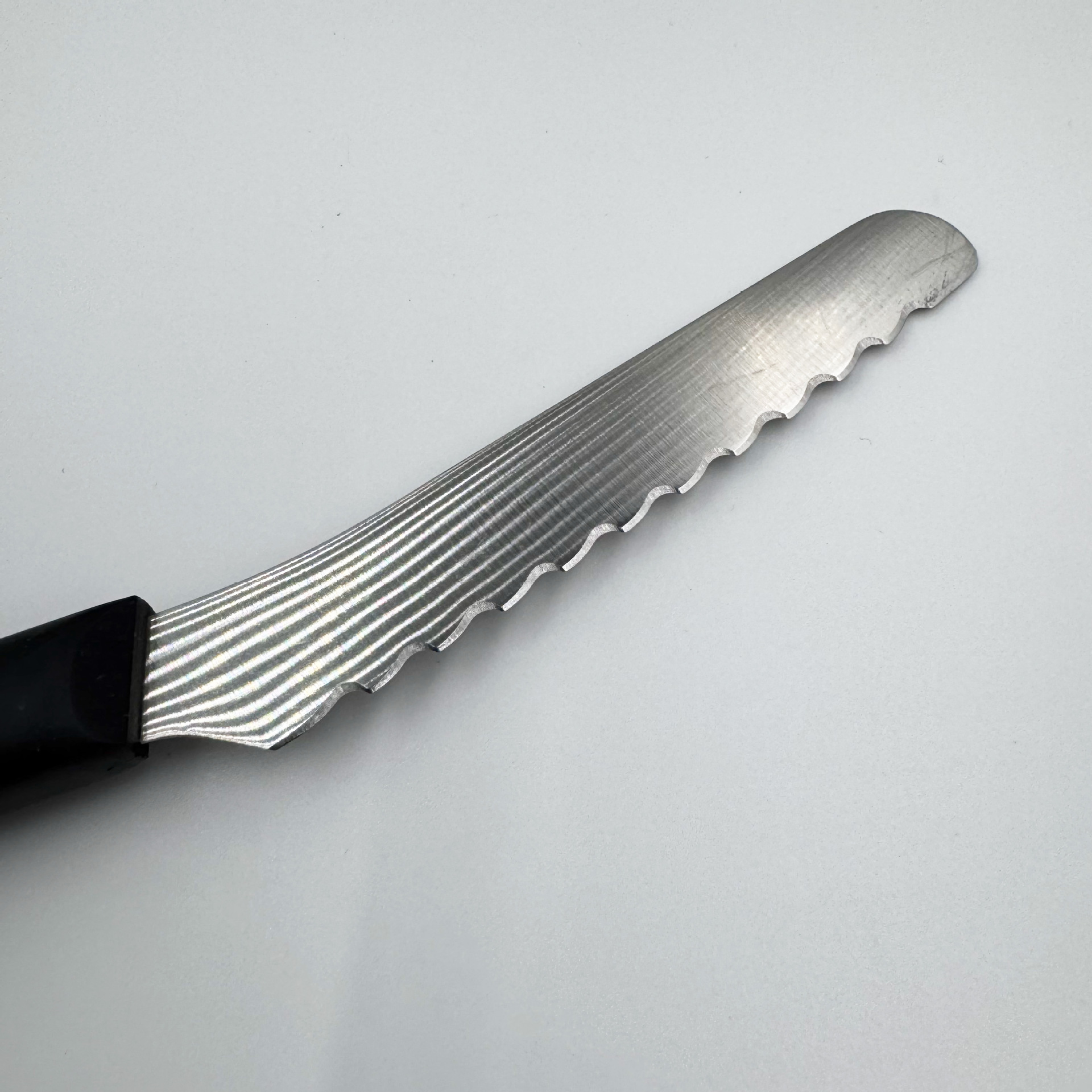 Plastic-handled cake knife, fine-toothed serrated knife, toast knife, bread knife, multi-functional knife for Western restaurants, hotels, and chefs at home Specification drawing