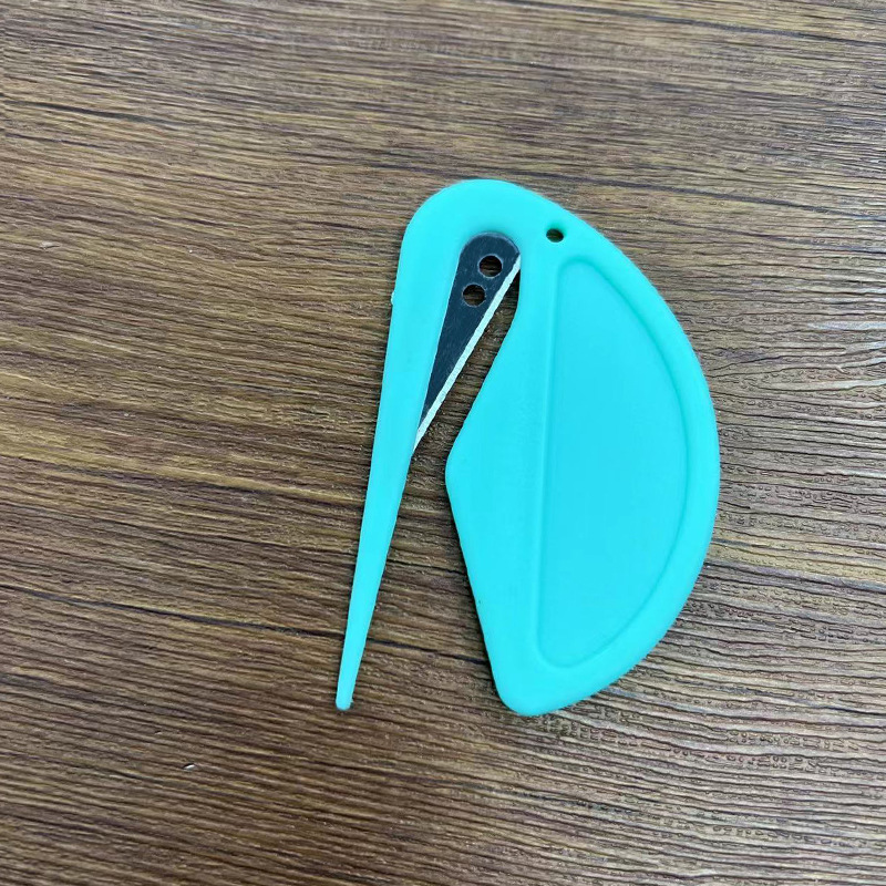 Plastic mini letter opener, simple box opening knife, paper cutter, utility knife, kitchen intestinal cleaner, rubber band and wire cutter full figure