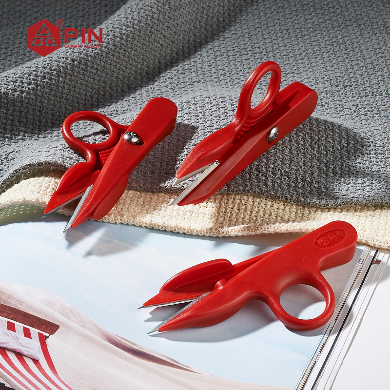 Pin Zi 800 finger-protecting yarn scissors, anti-slip plastic-handled cross-stitch sewing thread end scissors, small scissors Application Scenario