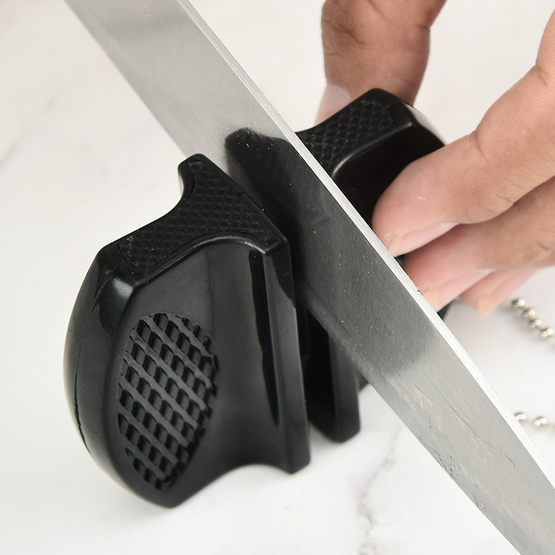 This small and mini knife sharpener is convenient, easy to use, lightweight and suitable for home use. It can sharpen knives of different thicknesses and is a convenient and quick tool Application Scenario