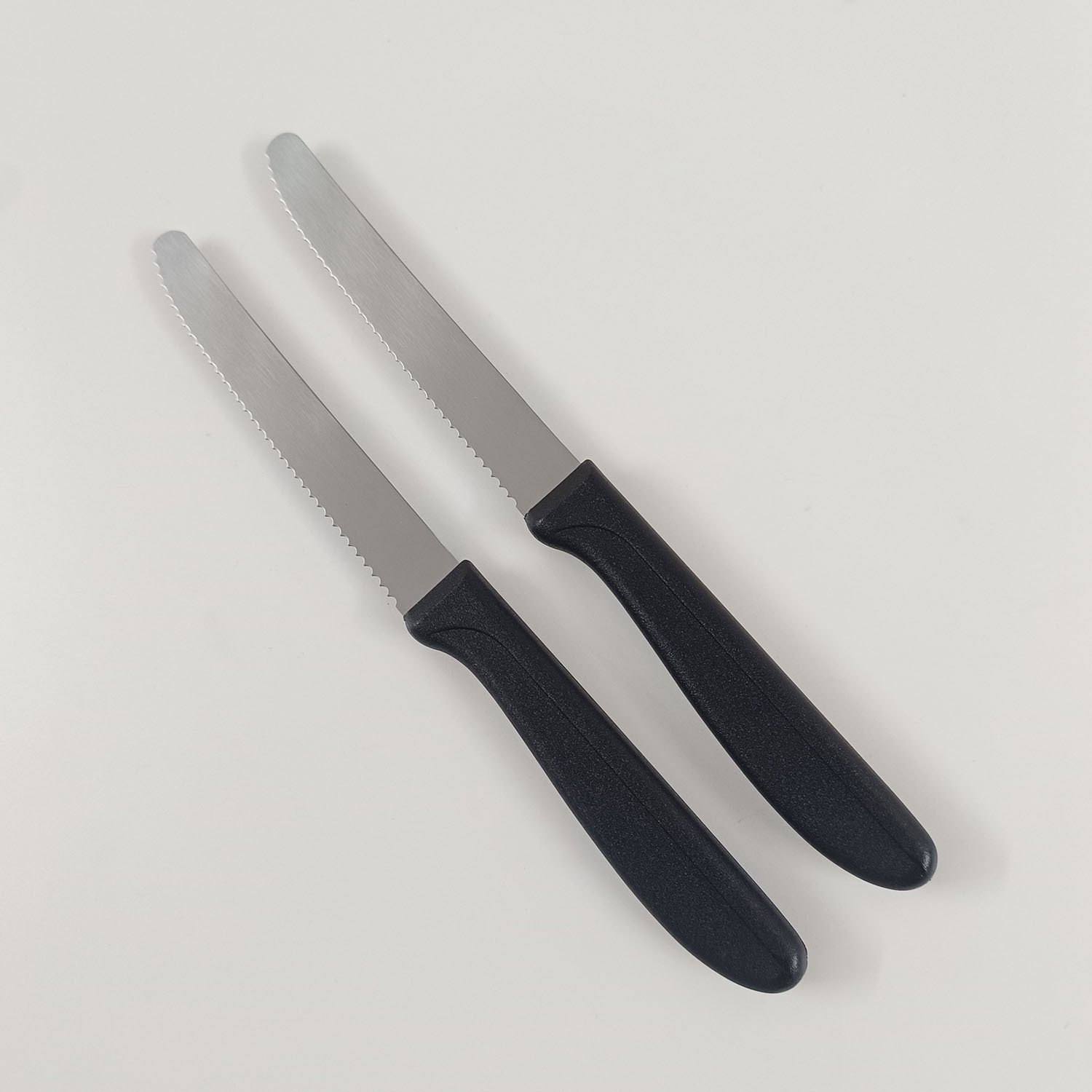 Stainless steel steak serrated knife, Western-style steak knife, black plastic-handled steak knife details Picture