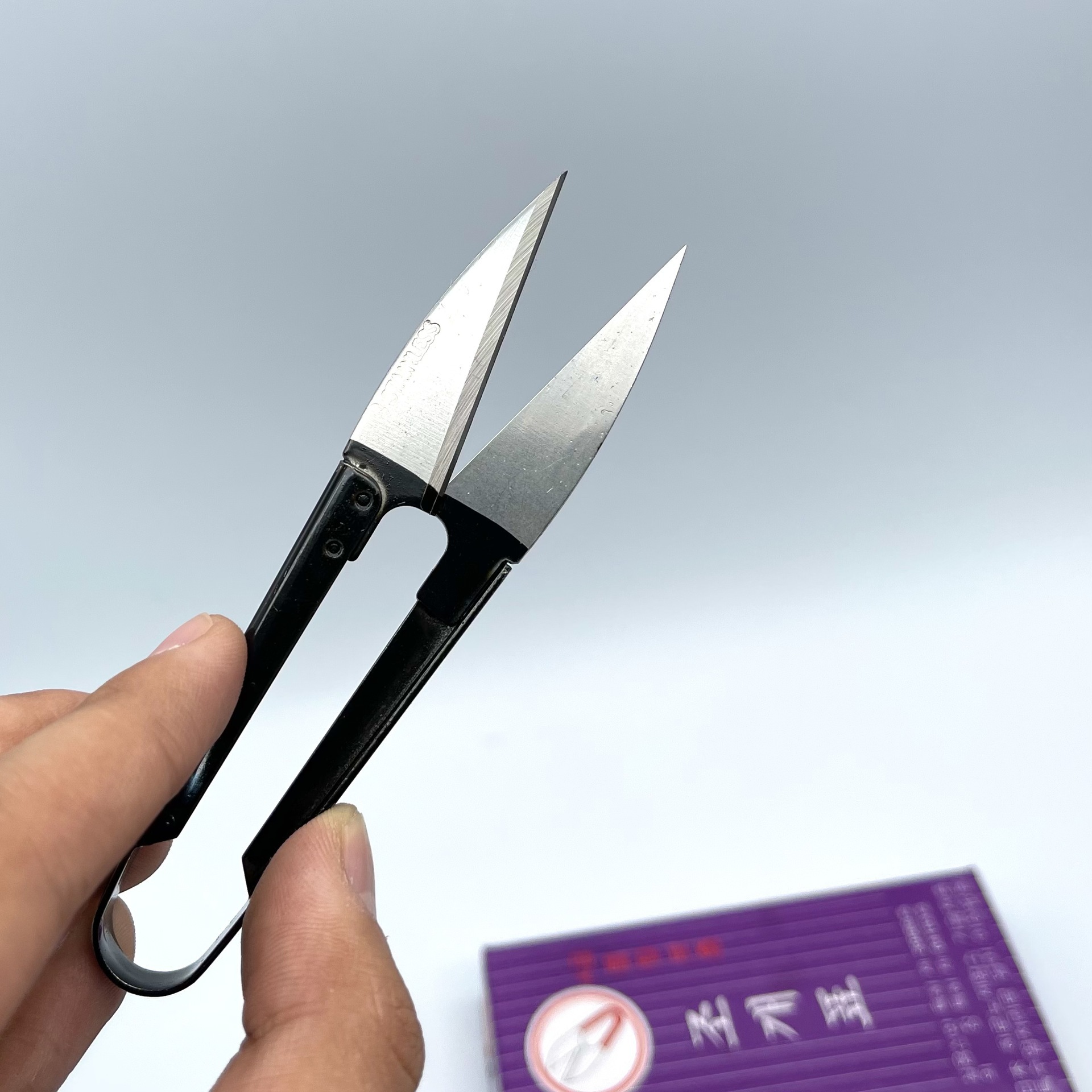 Wholesale Korean textile U-shaped small scissors, household cross-stitch sewing scissors, thread ends, and Korean yarn scissors from the manufacturer details Picture
