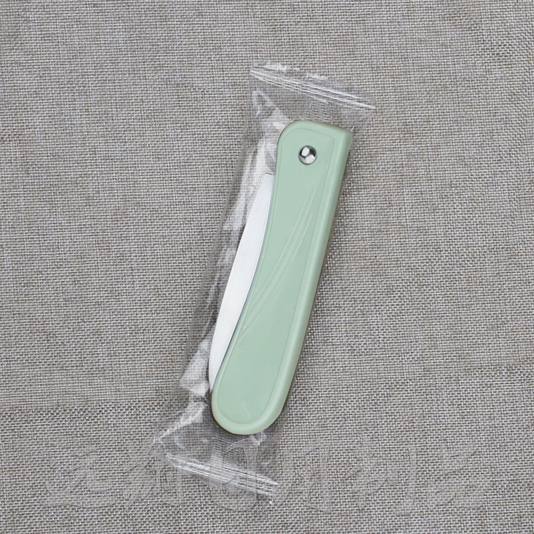 Fruit knife, household kitchen peeler, folding knife, wholesale 1-yuan store, portable stainless steel peeler for cutting fruits and vegetables Application Scenario