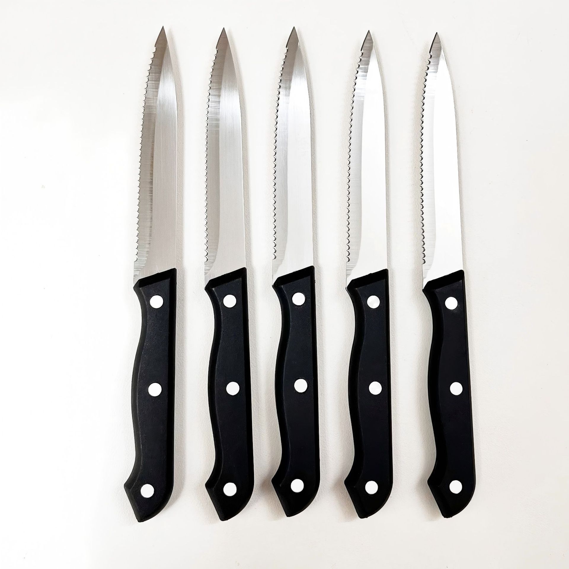 Manufacturer's in-stock stainless steel 5-inch pointed steak knife, Western-style knife, plastic-handled steak knife, serrated knife, steak knife details Picture